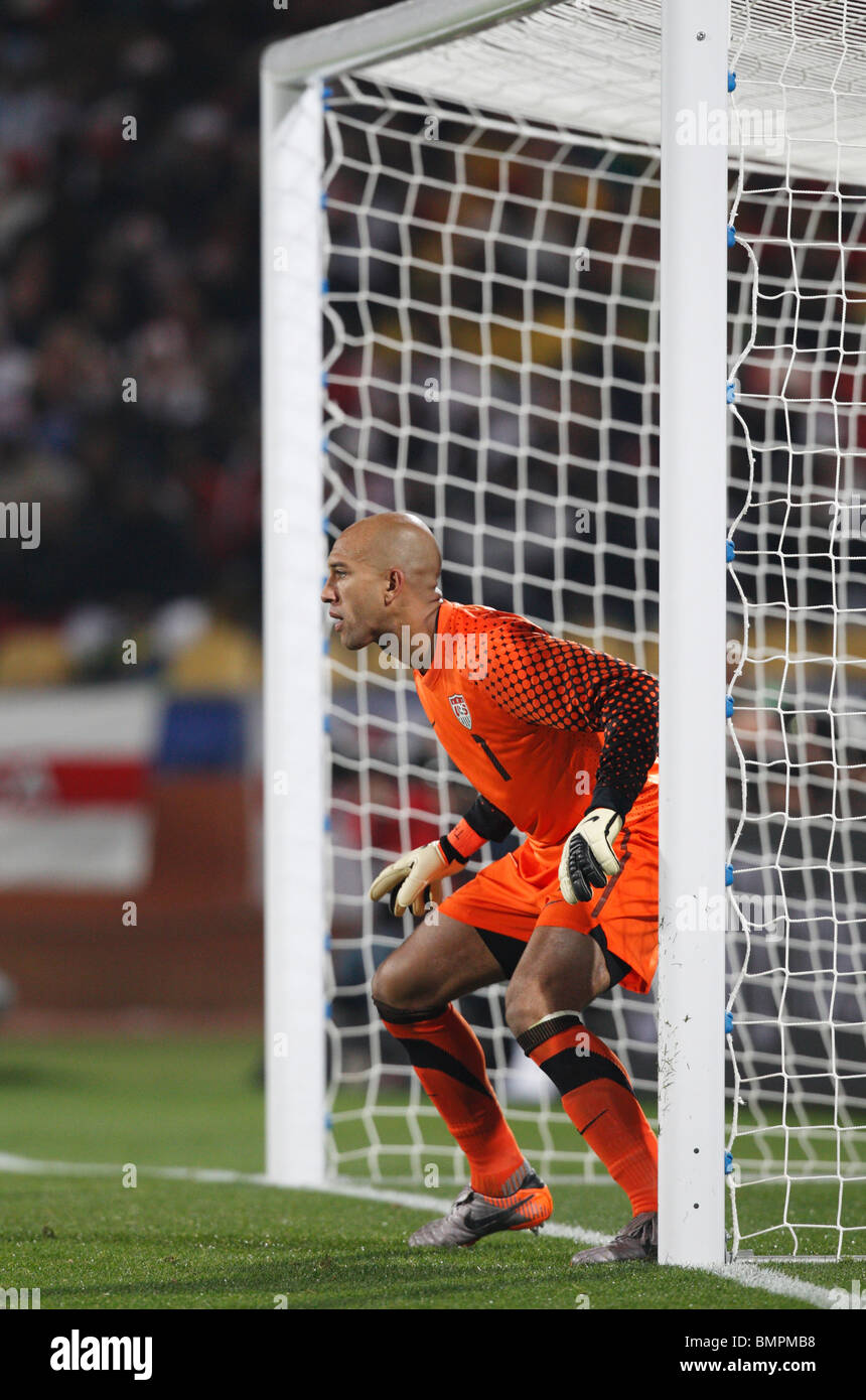 United States gardien Tim Howard en action au cours d'une Coupe du Monde FIFA 2010 match de football contre l'Angleterre le 12 juin 2010. Banque D'Images