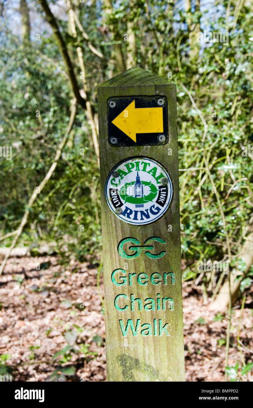 Un waymarker pour la chaîne verte à pied et anneau capital dans le sud de Londres, Woods Ravensbourne Banque D'Images