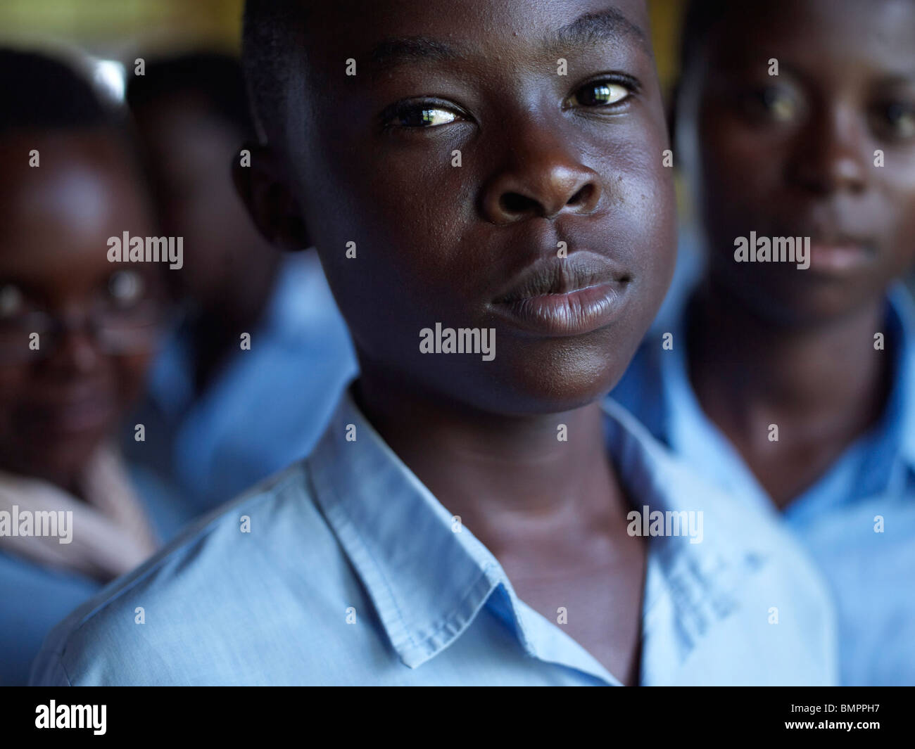 Garçon à l'école dans une chemise bleue au Rwanda, génocide post Banque D'Images