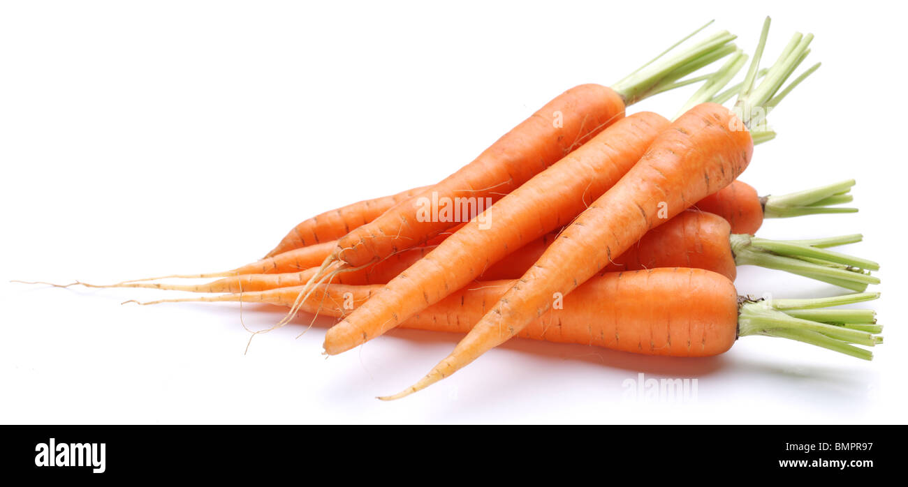Les carottes fraîches mûres sur un fond blanc. Banque D'Images