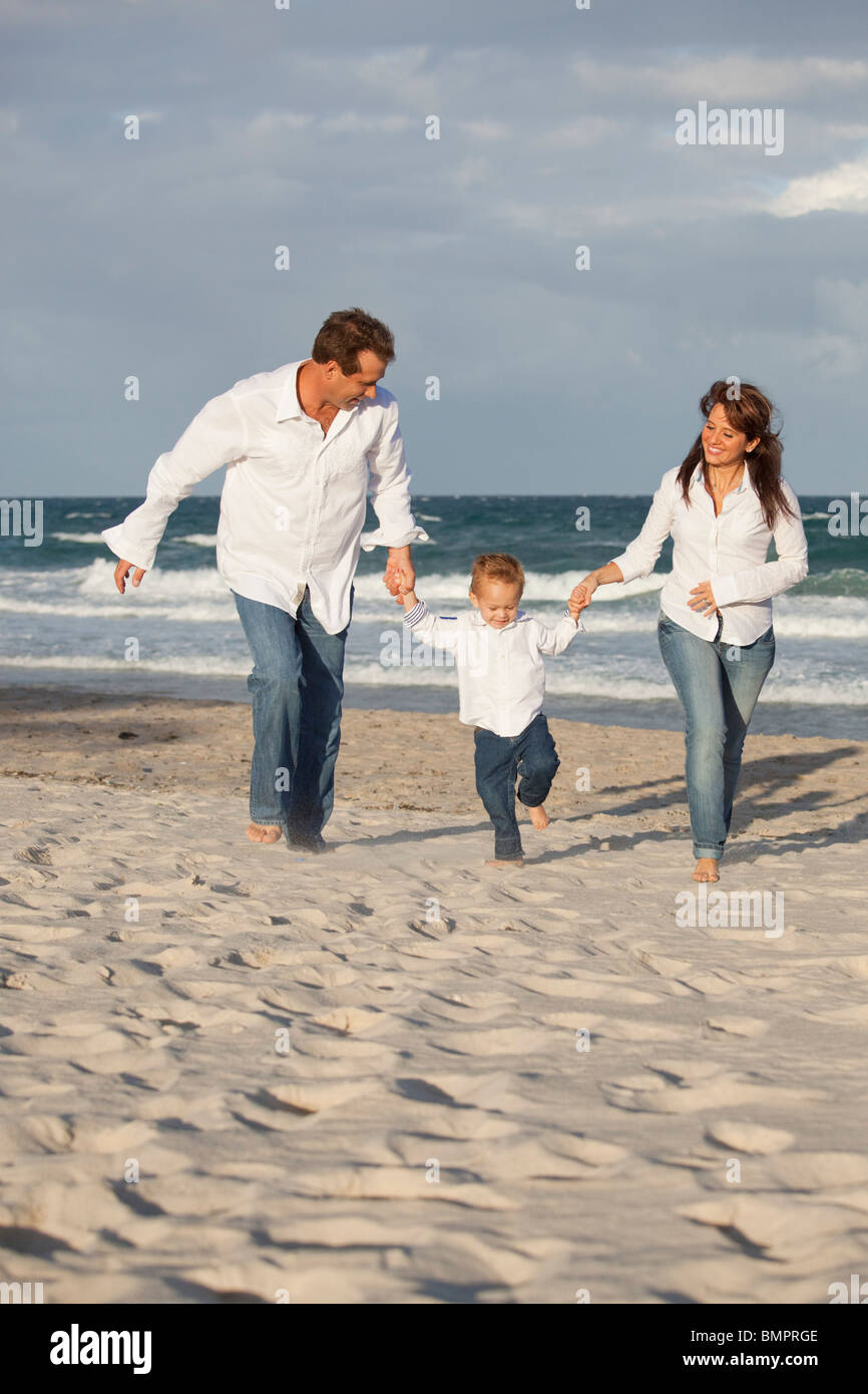 Fort Lauderdale, Floride, États-Unis d'Amérique ; une famille d'exécution sur la plage Banque D'Images