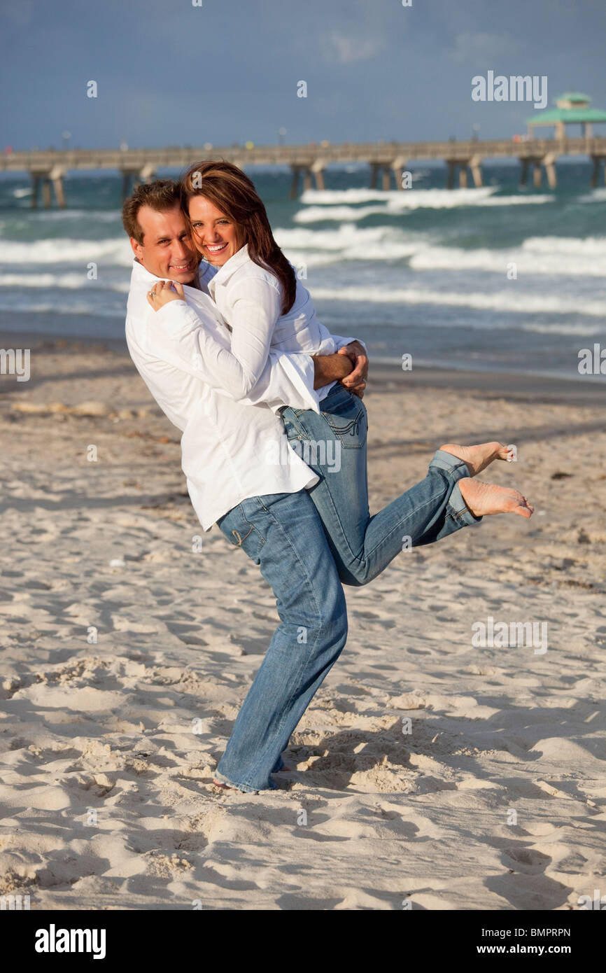 Fort Lauderdale, Floride, États-Unis d'Amérique ; un couple sur la plage Banque D'Images