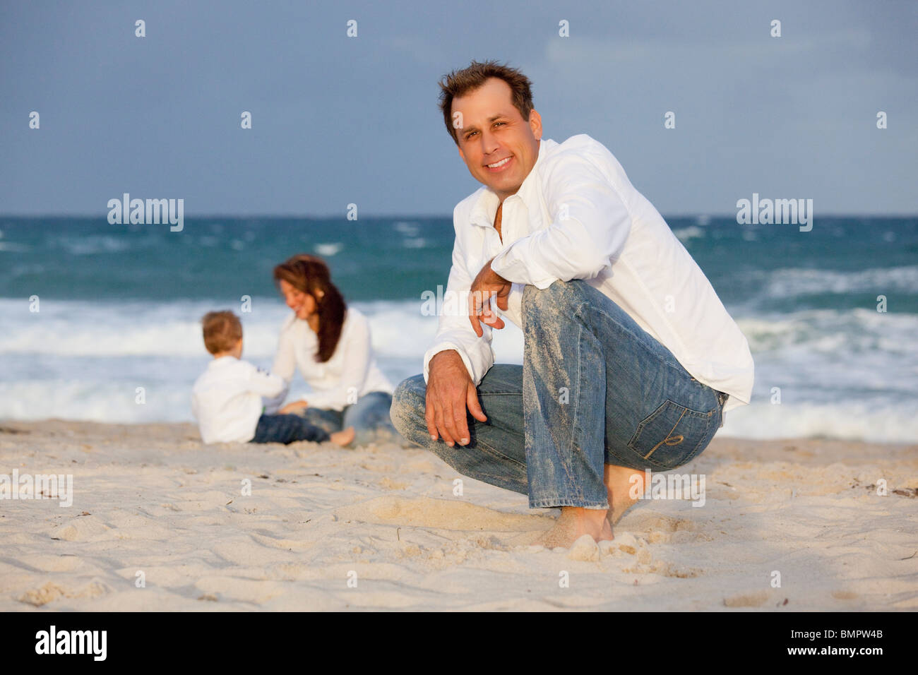 Fort Lauderdale, Floride, États-Unis d'Amérique ; un homme sur la plage avec sa famille Banque D'Images