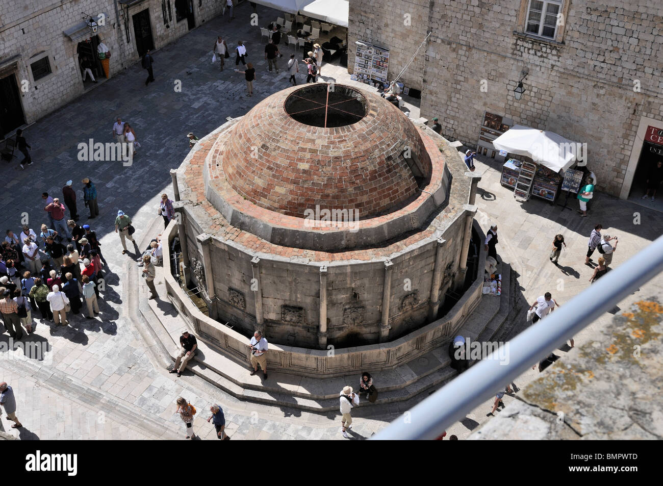 Les touristes se rassemblent autour de grande fontaine d'Onofrio dans la vieille ville de Dubrovnik Banque D'Images