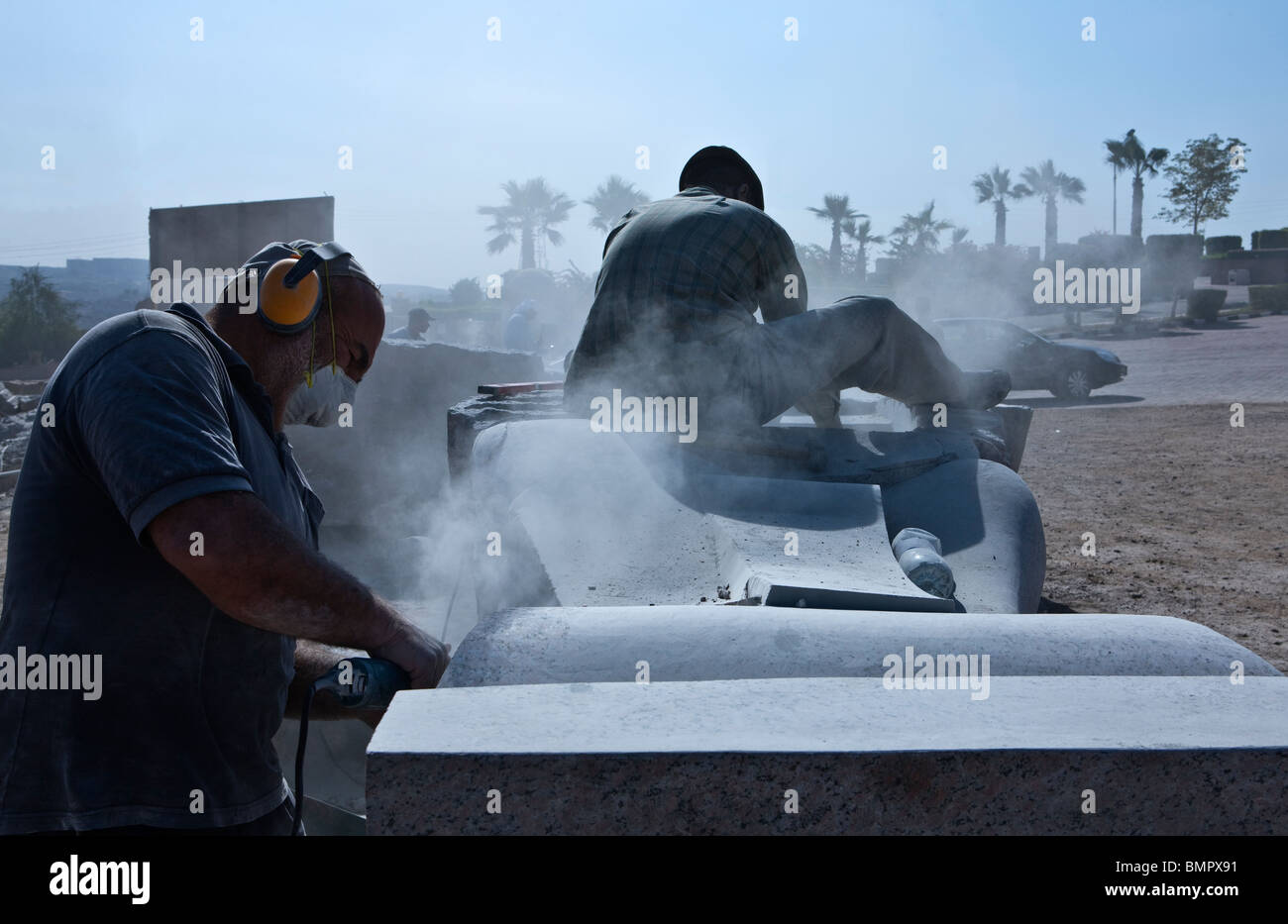 L'Égypte, Assouan, un symposium de sculpteurs du granit rose Banque D'Images