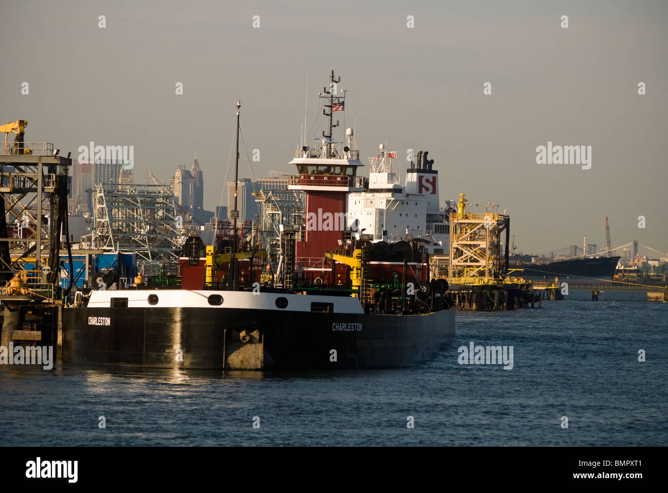 Les remorqueurs et navires transport de matières dangereuses sur les docks dans le Kill Van Kull à Bayonne, NJ Banque D'Images