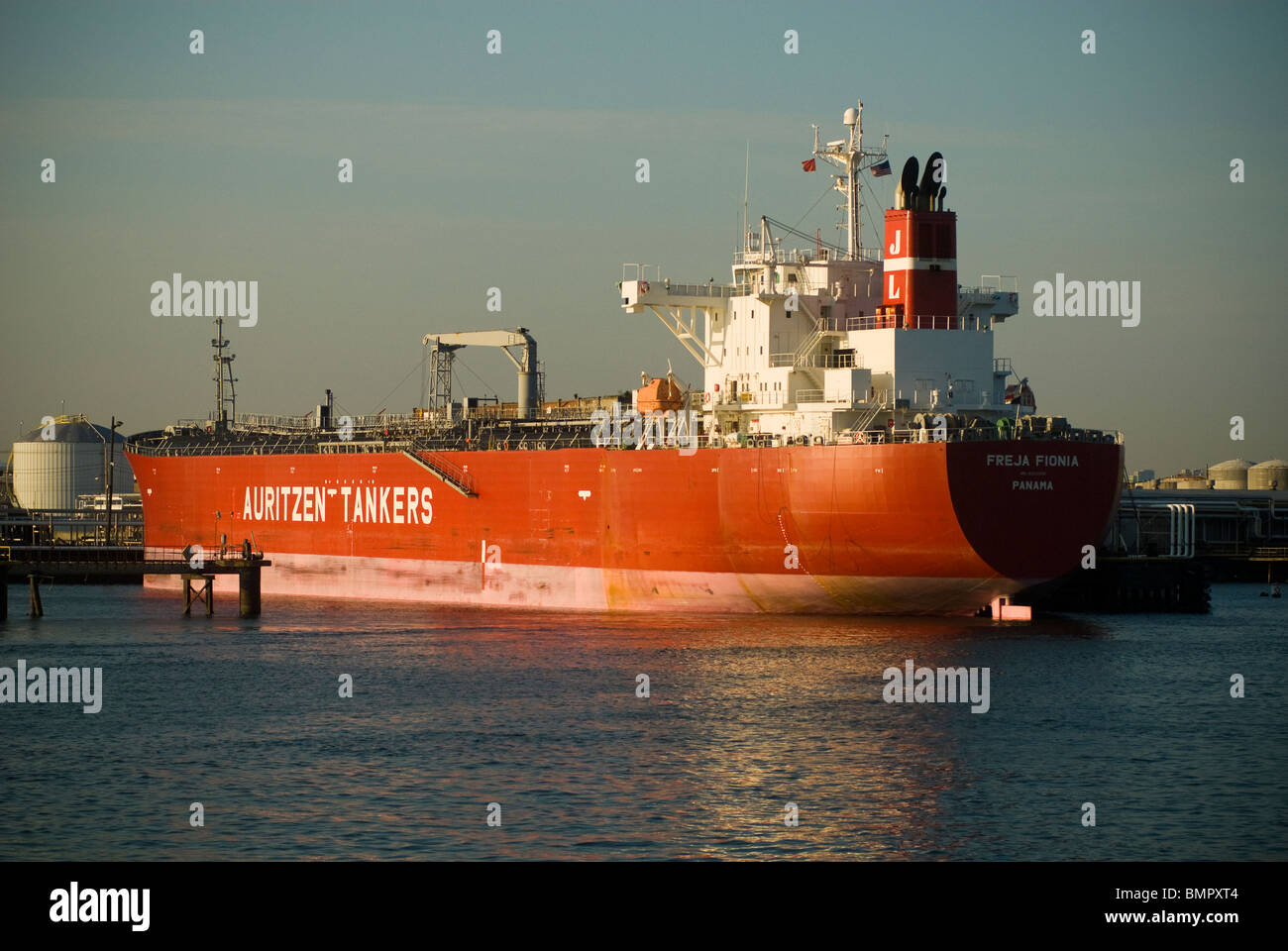 Un navire-citerne transportant des matières dangereuses sur les docks dans le Kill Van Kull à Bayonne, NJ Banque D'Images