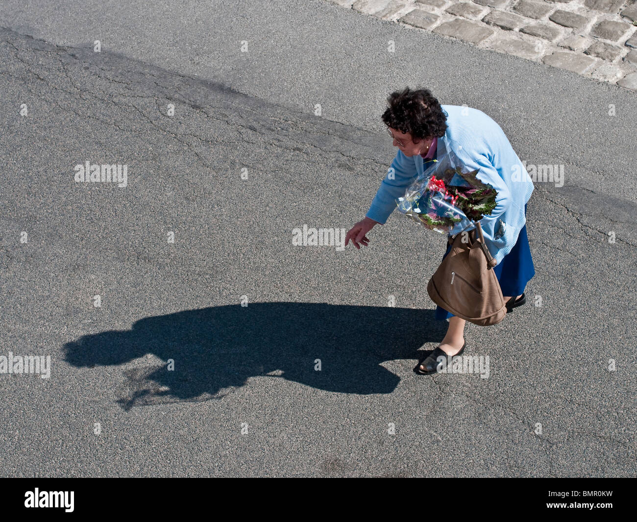 Femme âgée crossing street - France. Banque D'Images