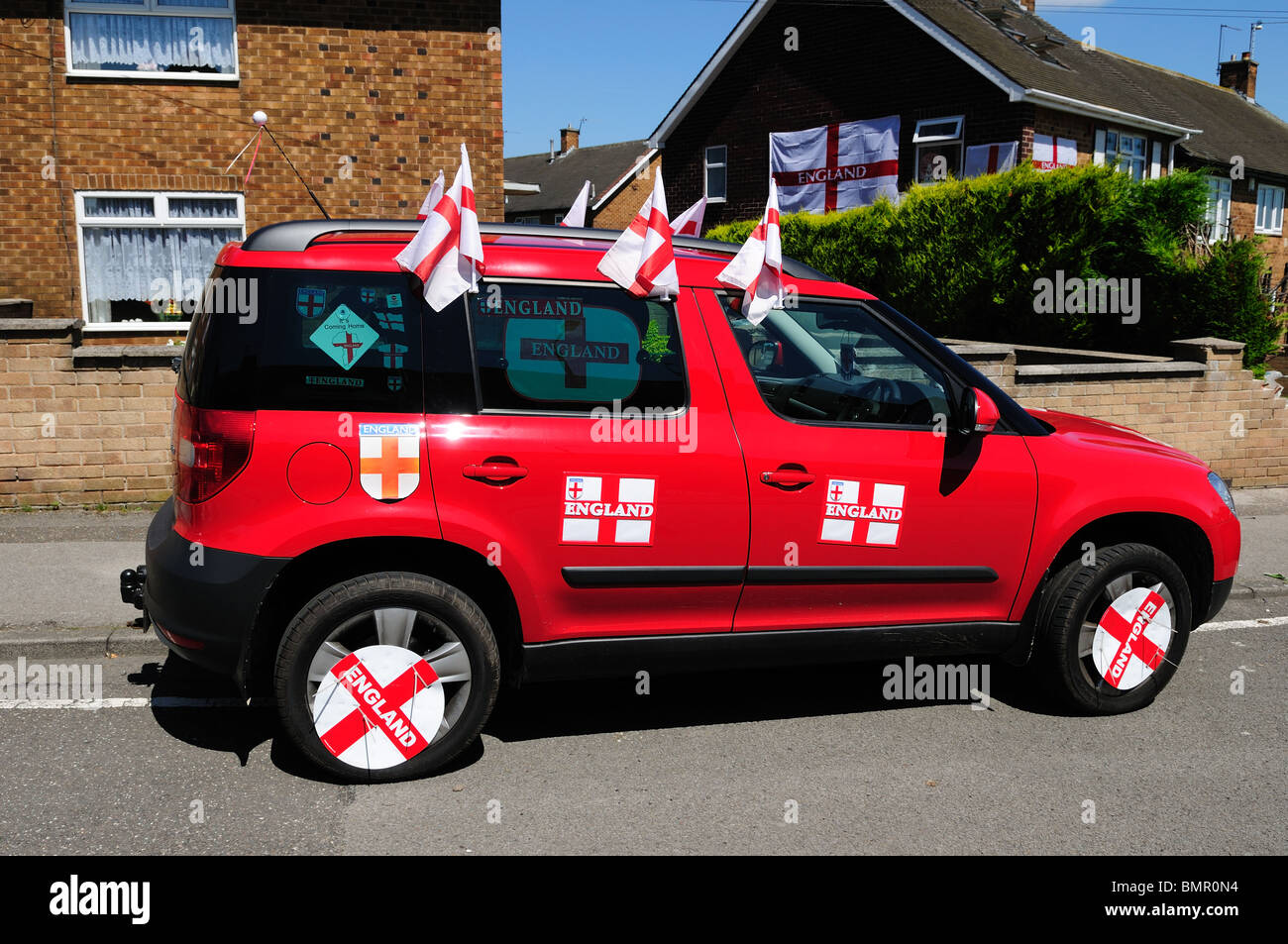Voiture décorée pour la Coupe du monde 2010 avec le drapeau anglais. Banque D'Images
