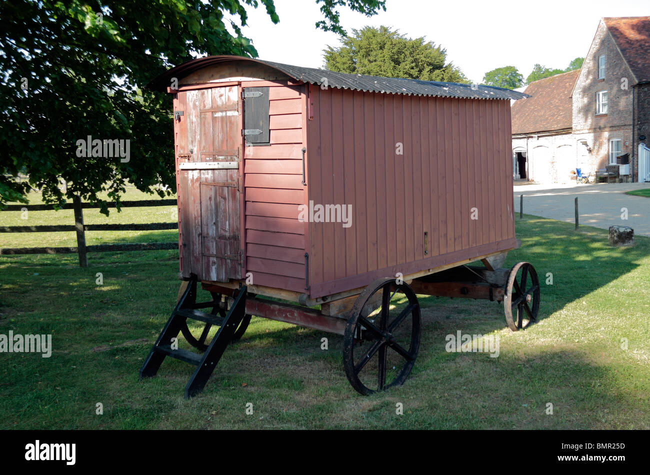 Une cabine à cheval dans le parc de la bibliothèque, Chawton House . Chawton, nr Alton, Hampshire, Royaume-Uni. Juin 2010 Banque D'Images