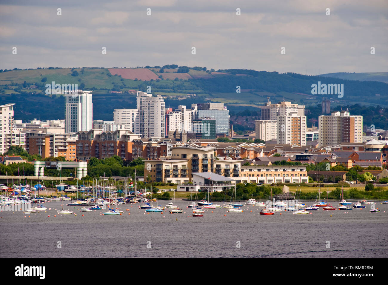 Vue sur la baie de Cardiff et du centre-ville appartement montrant l'évolution de la Galles du Sud Royaume-Uni Banque D'Images