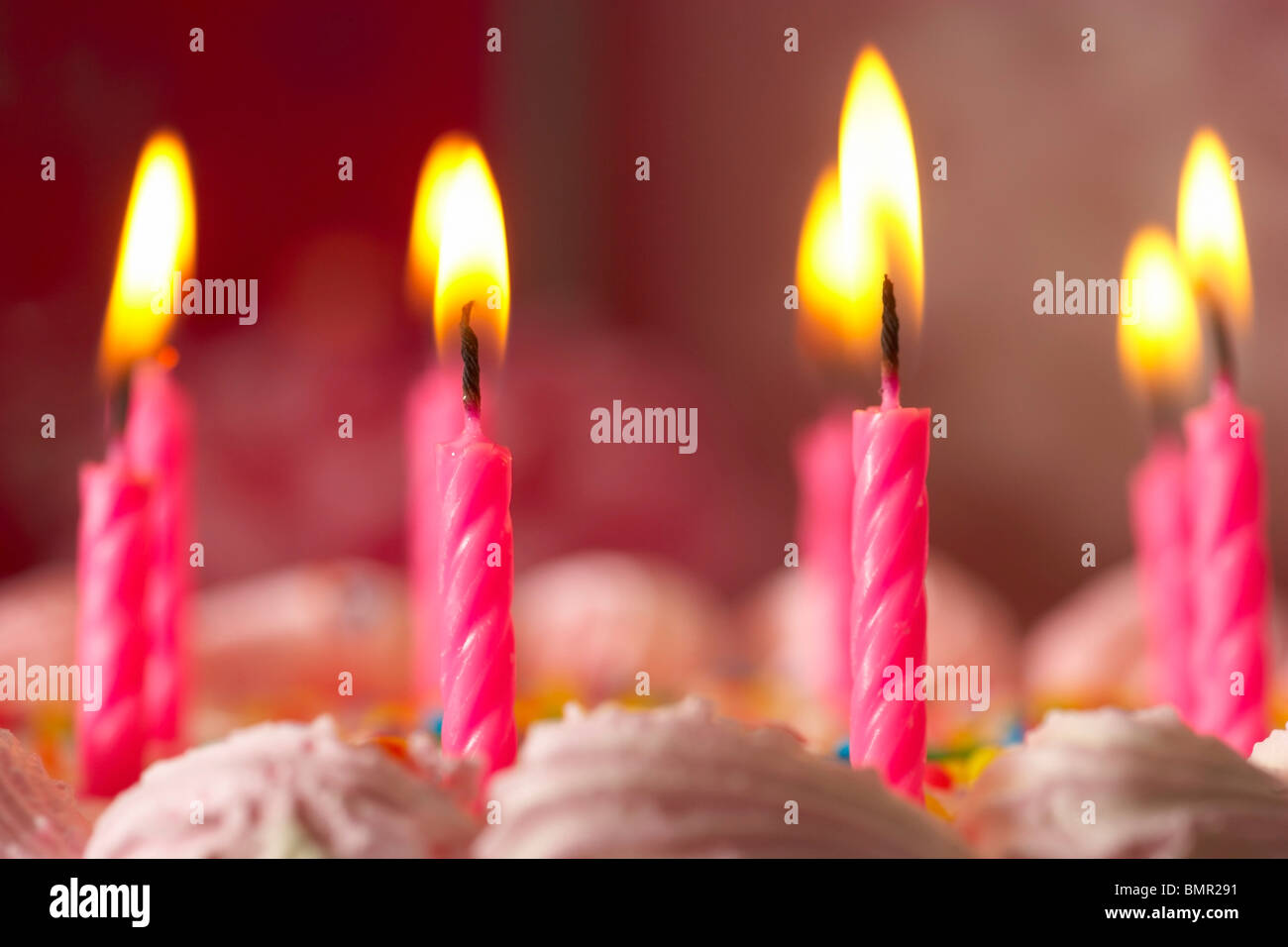 Knoxville, Tennessee, United States of America ; bougies allumées sur un gâteau d'anniversaire Banque D'Images
