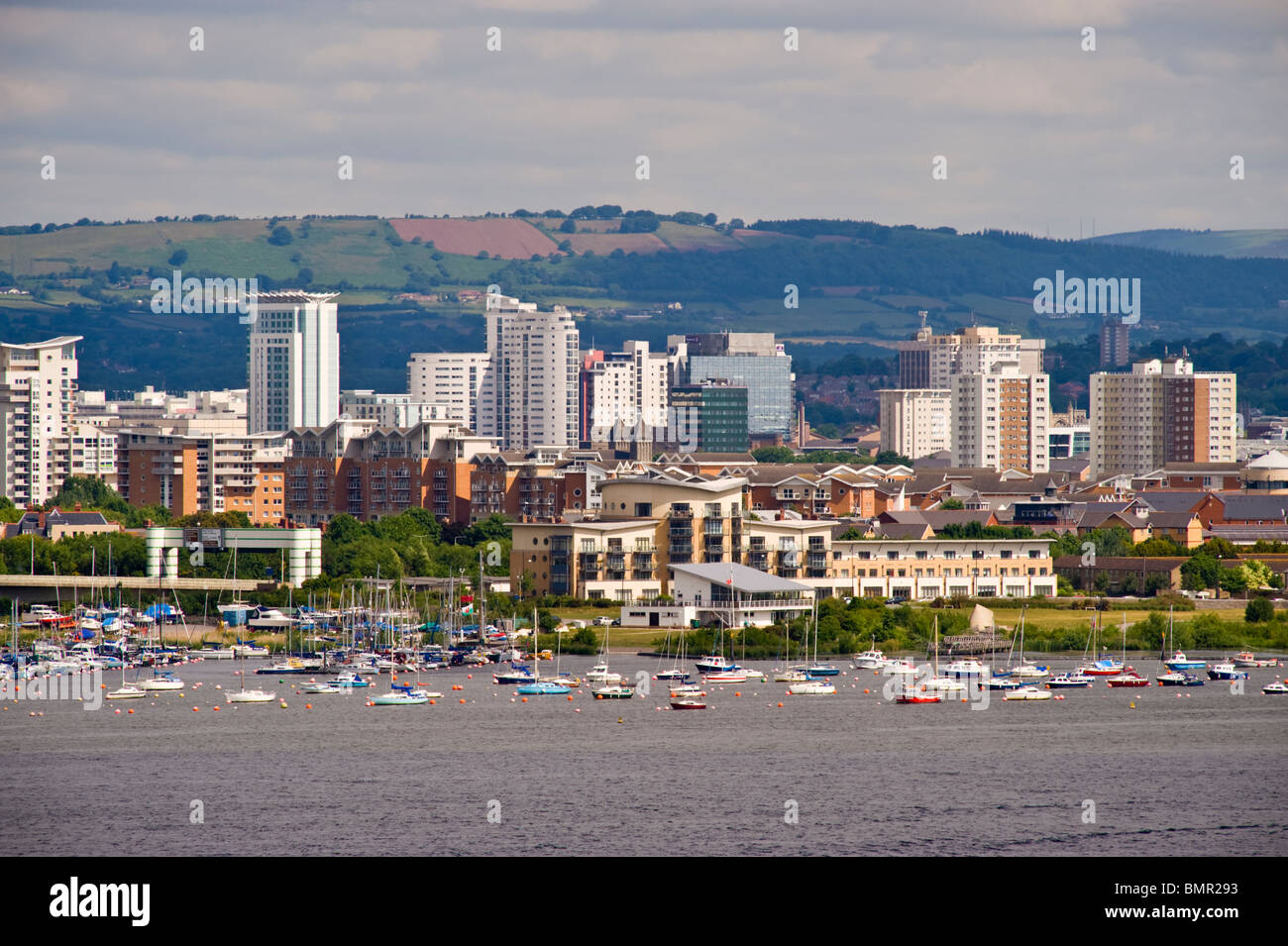 Vue sur la baie de Cardiff et du centre-ville appartement montrant l'évolution de la Galles du Sud Royaume-Uni Banque D'Images