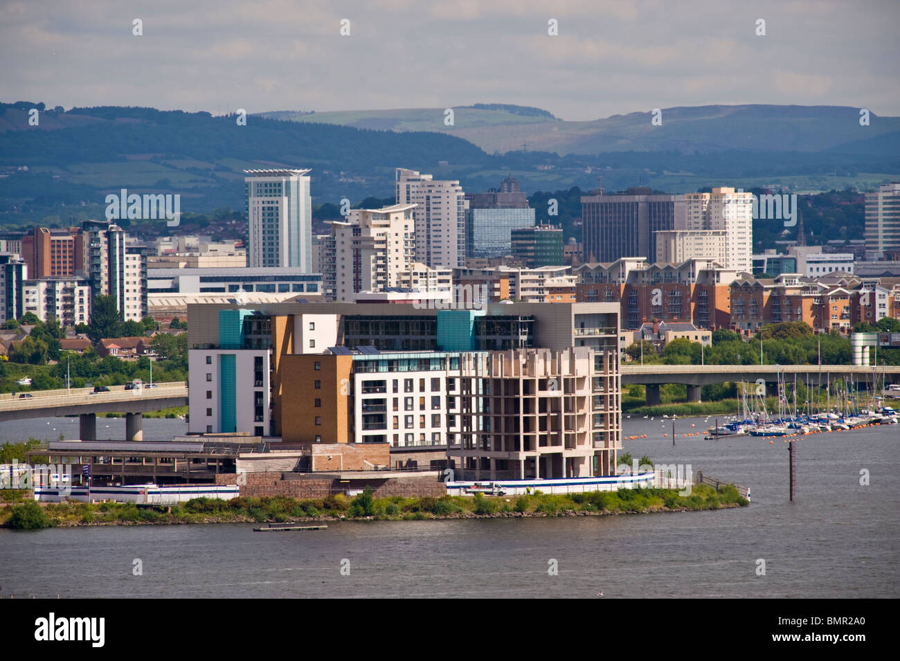 Vue sur la baie de Cardiff et du centre-ville appartement montrant l'évolution de la Galles du Sud Royaume-Uni Banque D'Images