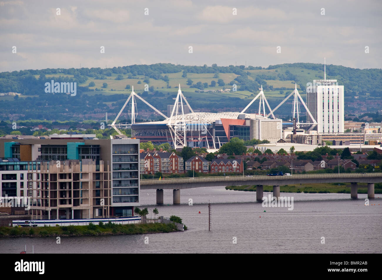 Vue sur la baie de Cardiff et du centre-ville montrant Millennium Stadium et développements appartement South Wales UK Banque D'Images