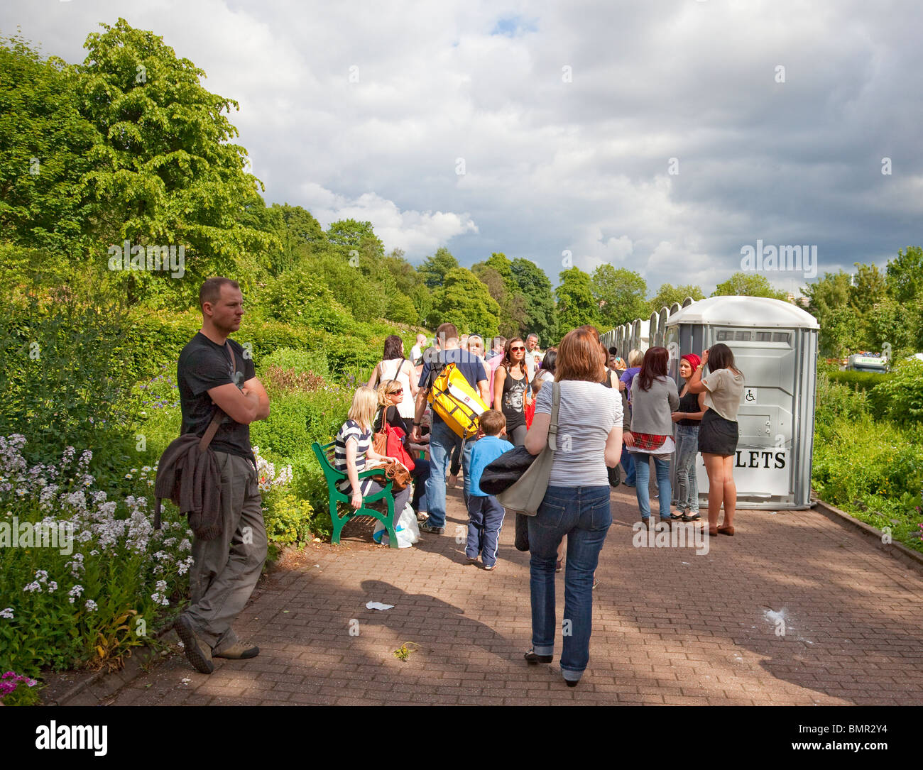 Les gens faire la queue pour les toilettes au quartier de West End à Glasgow, 2010 Festival dimanche, dans le parc de Kelvingrove. Banque D'Images