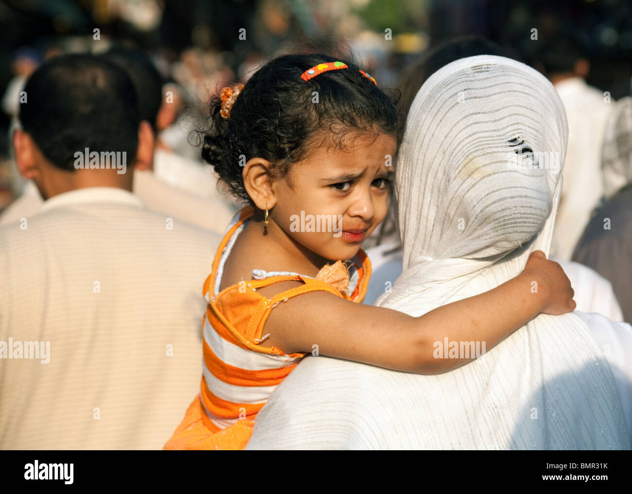 Jeune Fille égyptienne Transportée Par Sa Mère Le Caire Egypte Photo Stock Alamy