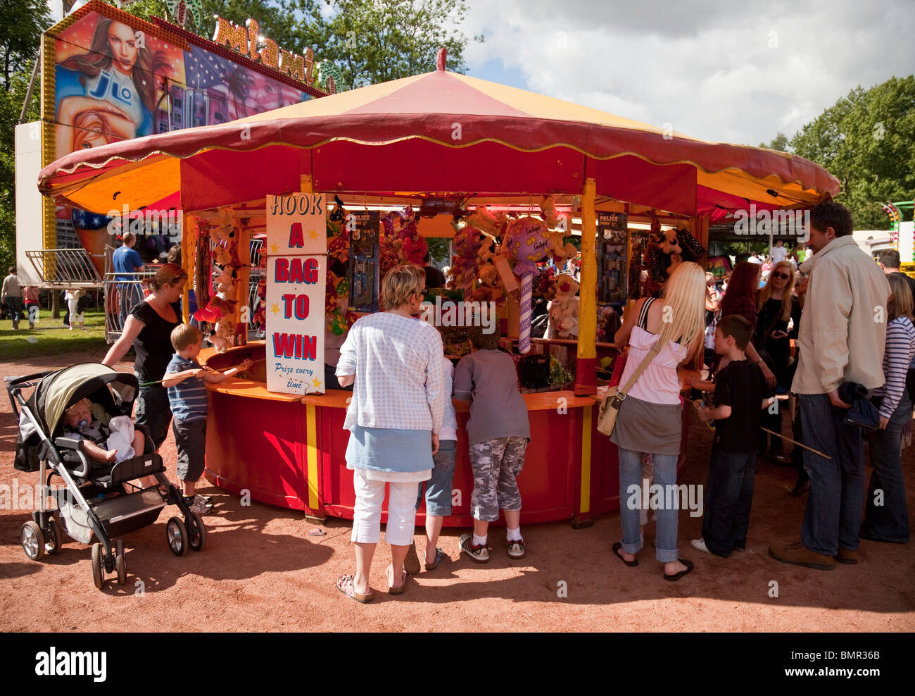 Les gens à un parc d'attraction au quartier de West End à Glasgow Kelvingrove Park, Festival 12 Juin 2010 Banque D'Images
