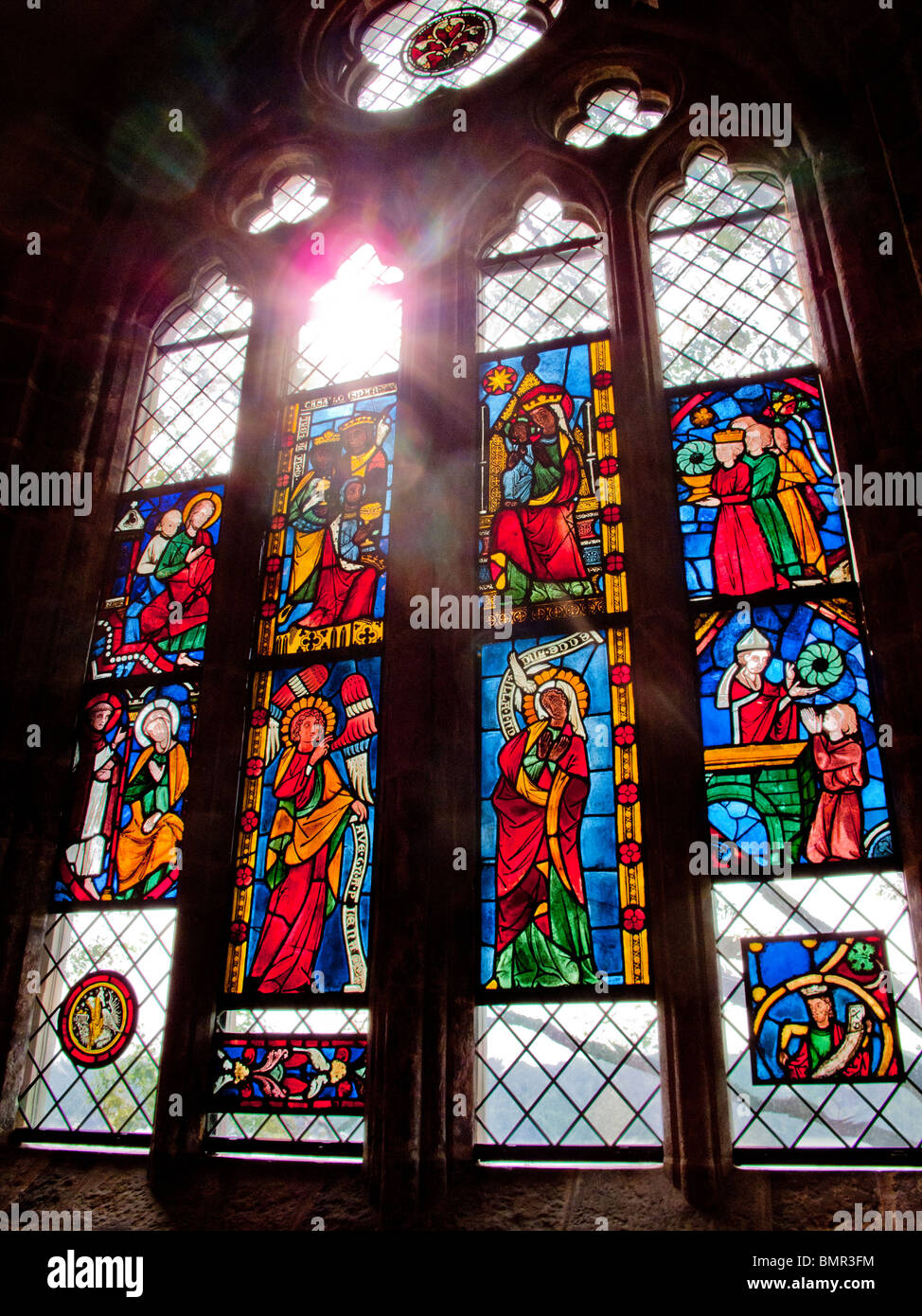 Thirteenth-Century vitraux médiévaux au Cloisters Museum de New York représentent des scènes bibliques. Banque D'Images