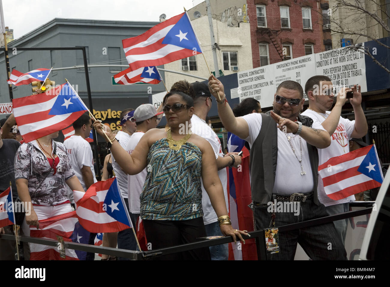 Fier Portoricains sur flottent à la Parade Portoricaine dans Brooklyn, New York. Banque D'Images