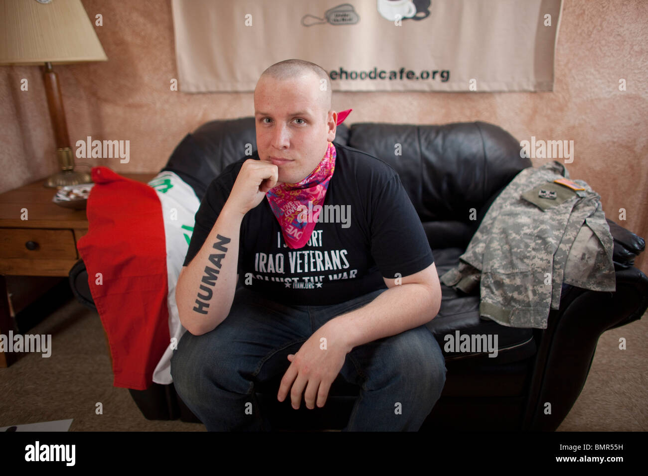 Vétéran de la guerre en Irak, Michael Kern, chef de Anciens combattants irakiens contre la guerre à la paix sous le capot 'house' à Killeen, Texas Banque D'Images Vétéran de la guerre en Irak, Michael Kern, chef de Anciens combattants irakiens contre la guerre à la paix sous le capot 'house' à Killeen, Texas Banque D'Images