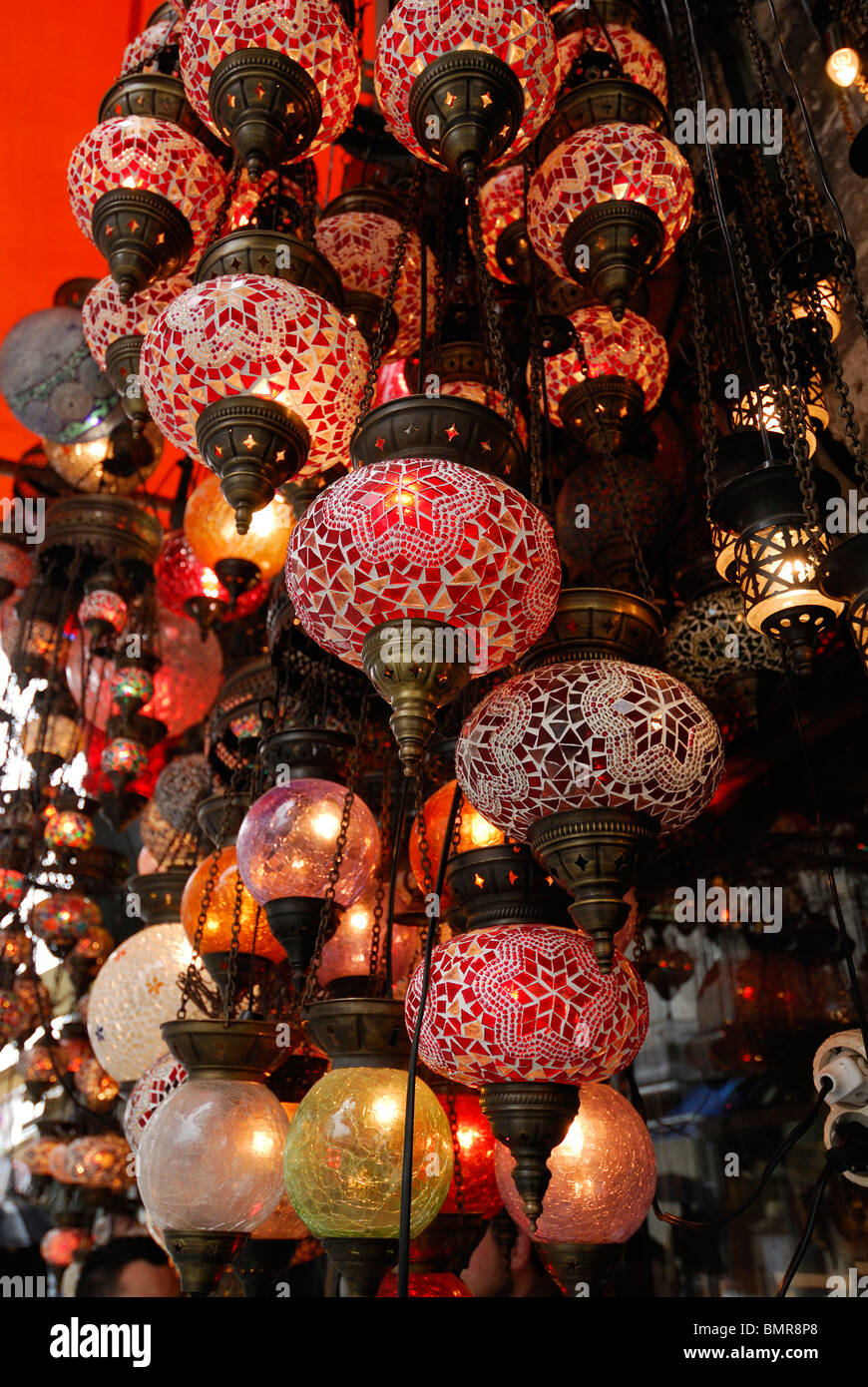 Istanbul. La Turquie. Magasin qui vend des lampes en verre, Grand Bazar. Banque D'Images