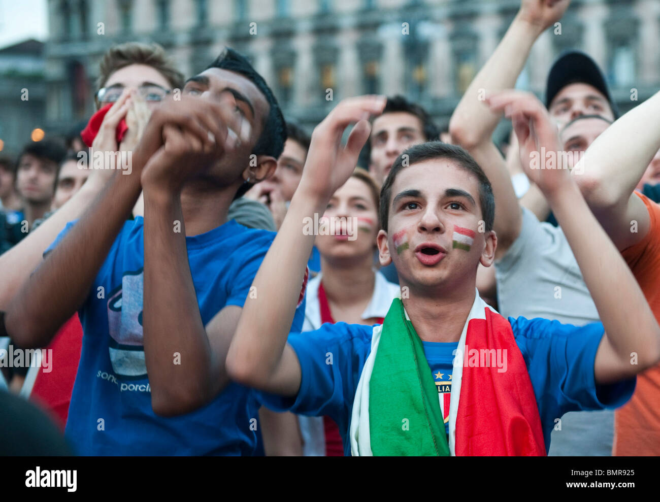 Italian fans acclamer l'Italie sur la Piazza del Duomo, Milano Banque D'Images