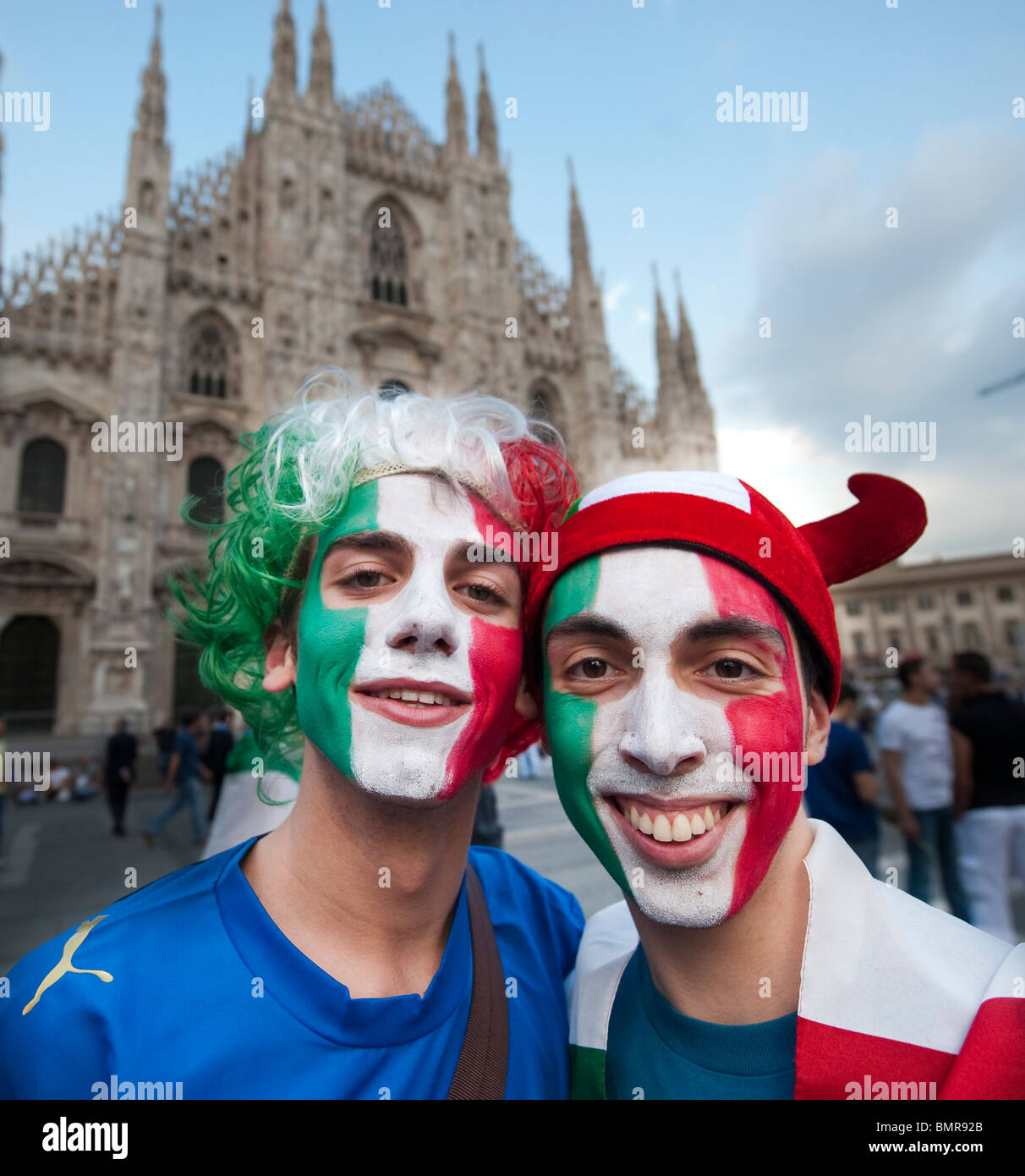 Les fans de football italien avec des visages peints dans des couleurs du drapeau de l'Italie sur la Piazza del Duomo, Milano Banque D'Images