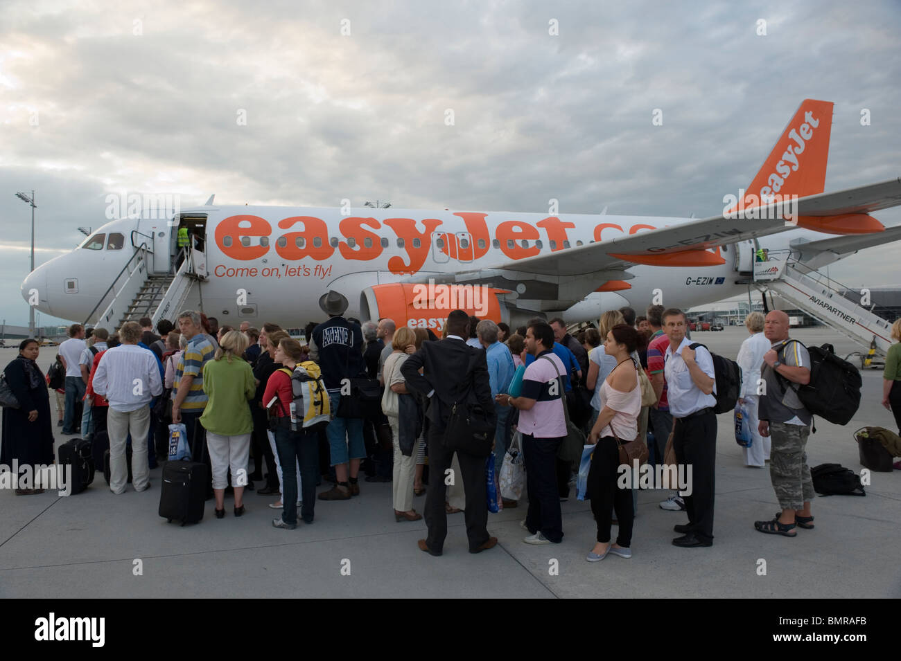Les passagers de monter à bord d'un avion de la compagnie aérienne Easyjet d'escompte à l'aéroport de Munich, Allemagne Banque D'Images