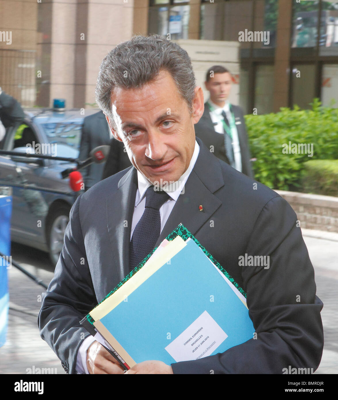 Le Premier ministre français Nicolas Sarkozy arrivant au Conseil européen des ministres à Bruxelles le 17 juin 2010 Banque D'Images