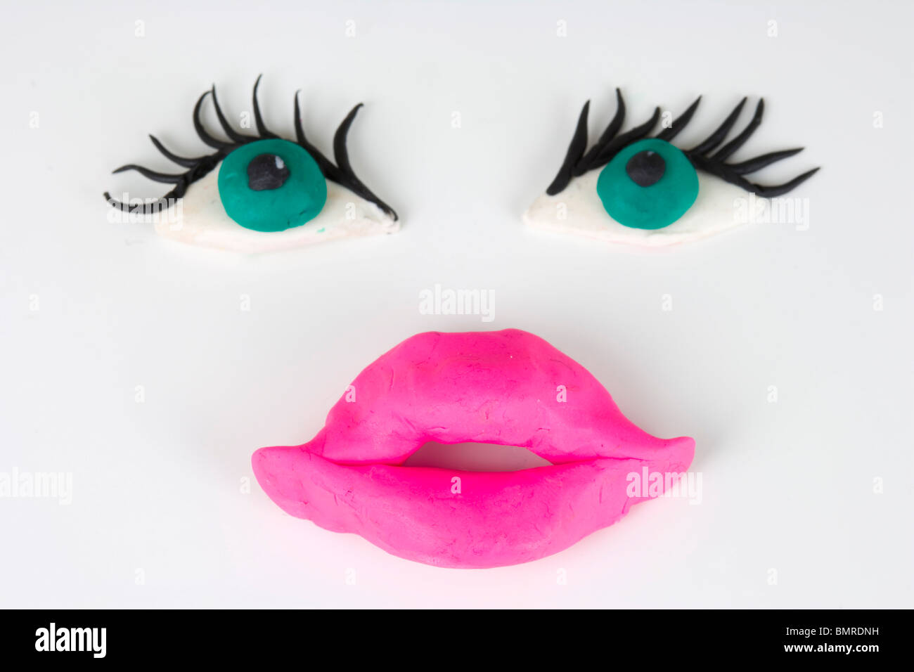 Figurines en pâte à modeler, femme, visage, yeux et lèvres Banque D'Images