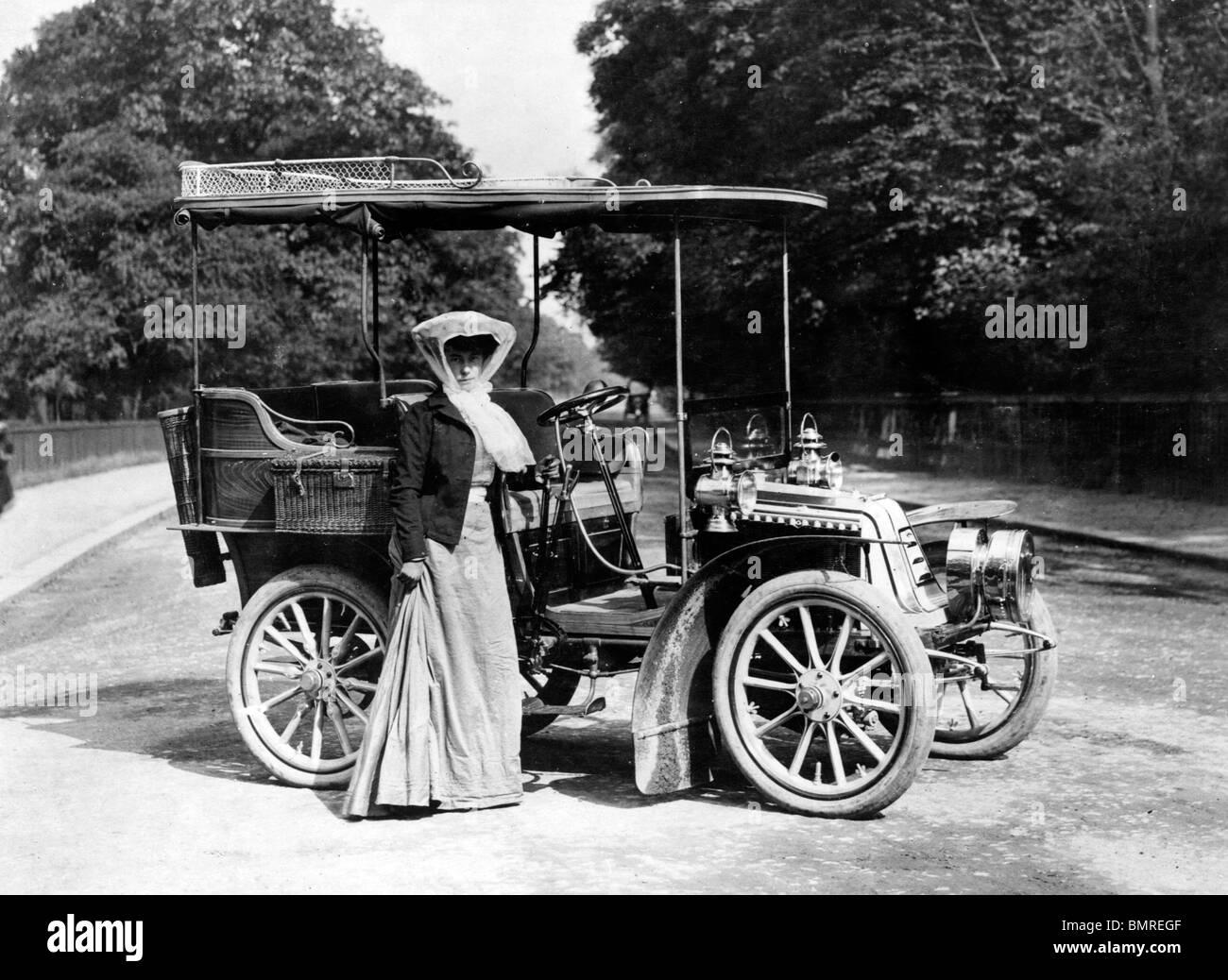 Mme Vera Nicholl avec Renault 1903 bouteille unique, un cadeau de mariage de son père, F.H.Butler. Banque D'Images