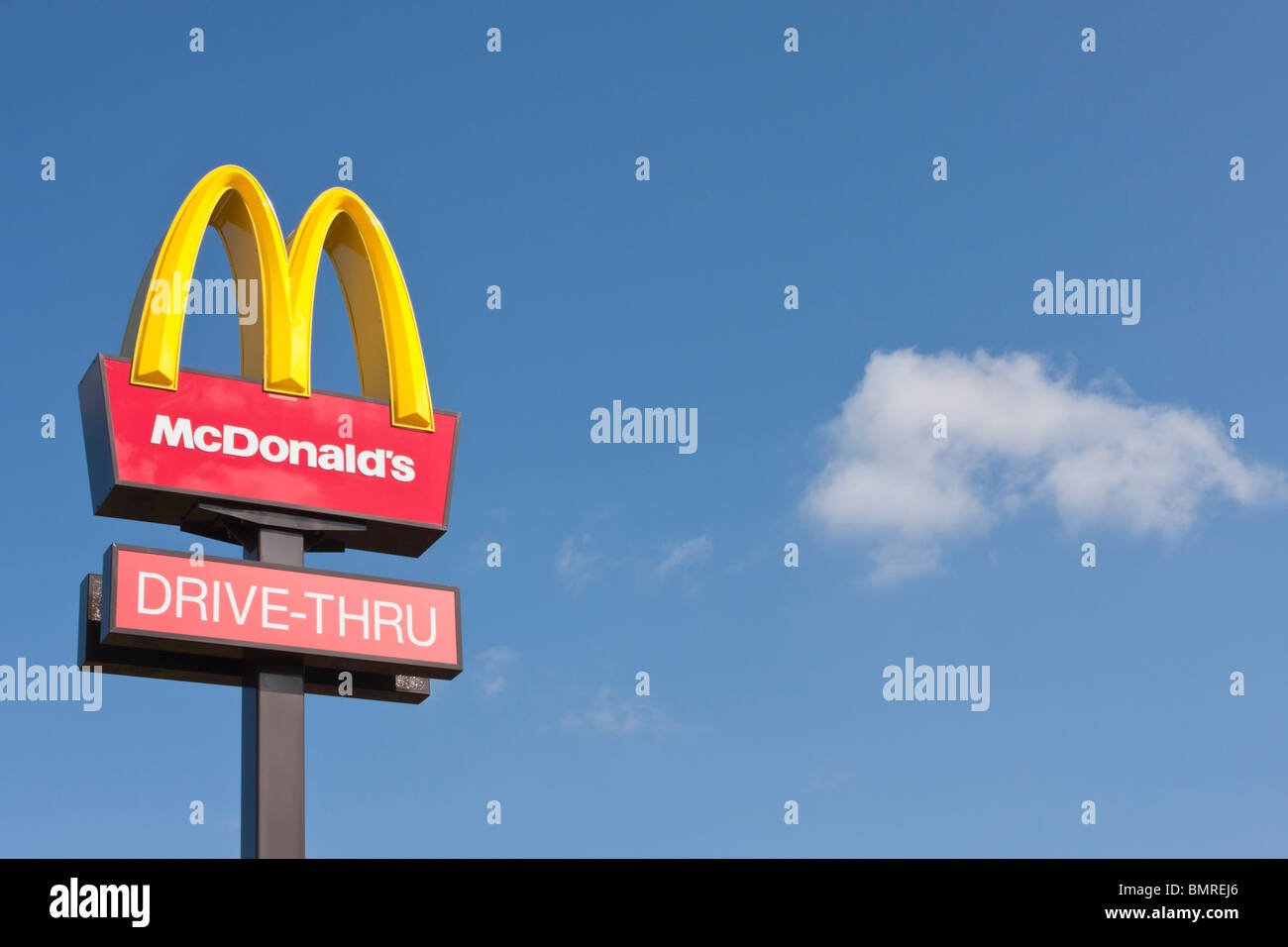 Macdonalds route à travers signer contre ciel bleu clair Banque D'Images