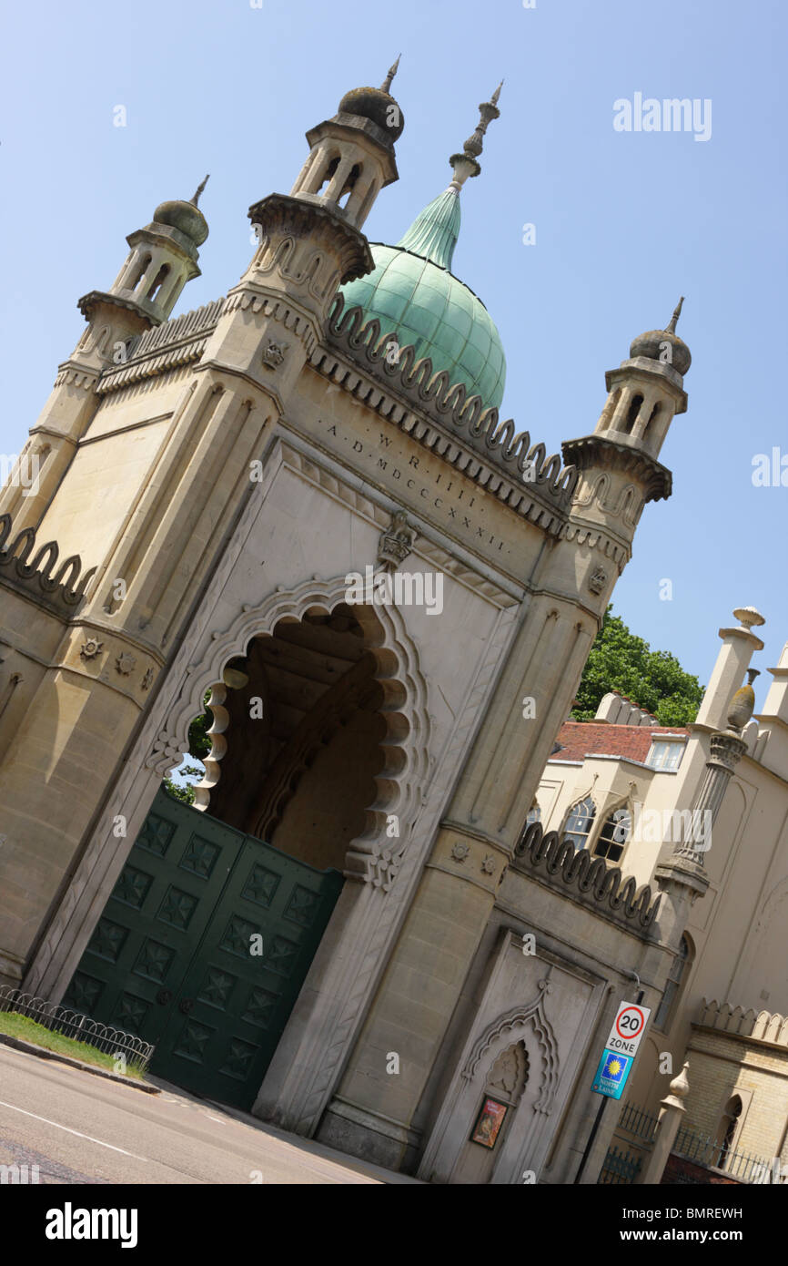 La porte nord de Brighton Pavilion sur une belle journée d'été. Banque D'Images