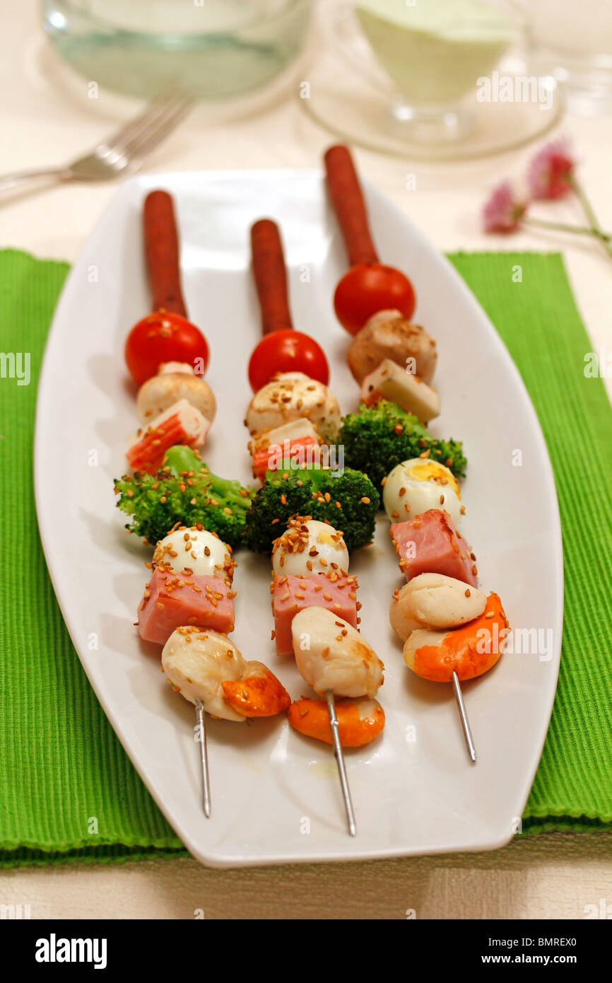 Brochettes mixtes. Recette disponible. Banque D'Images