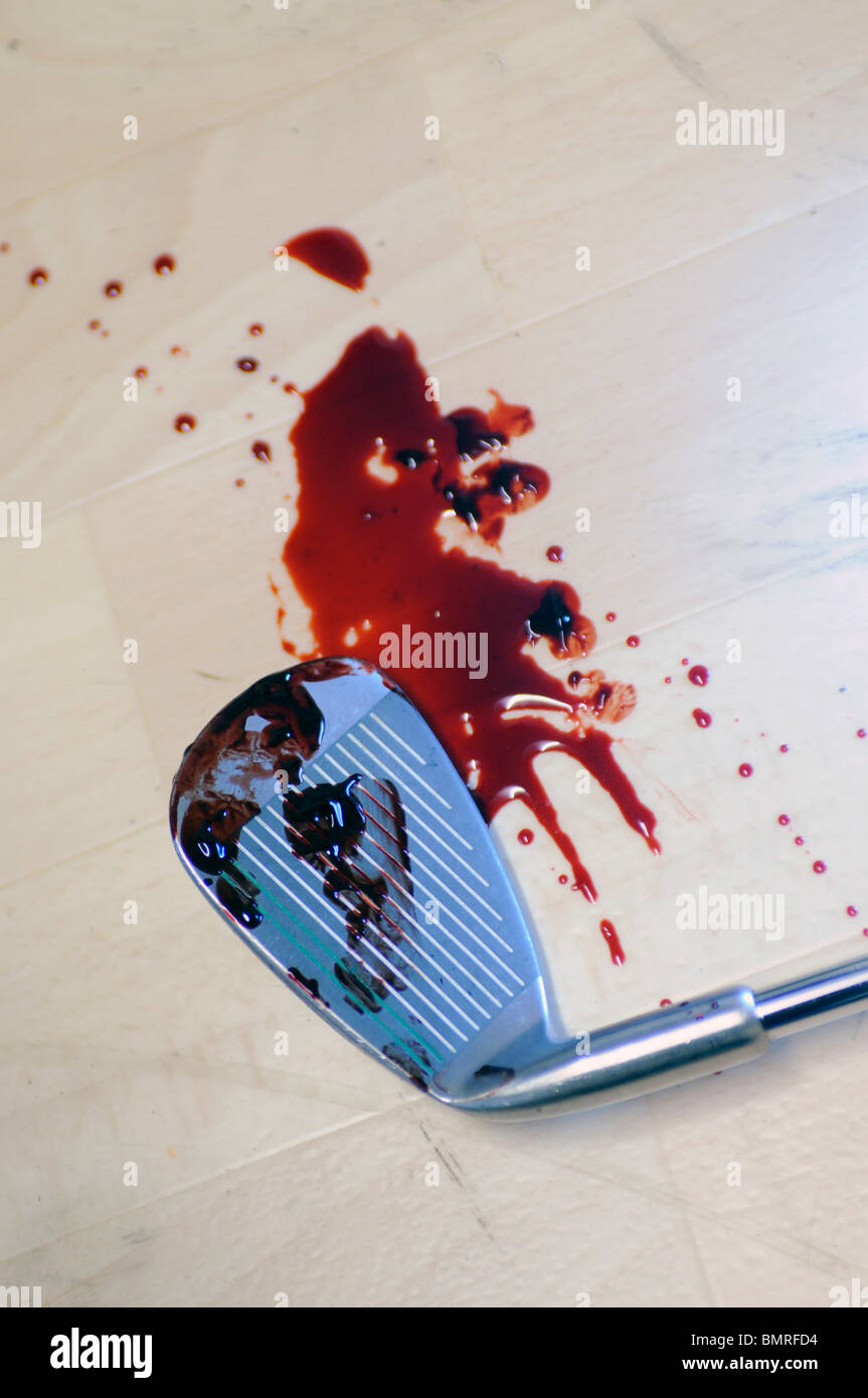 Golf Club arme du crime, scène avec un club de golf dans une mare de sang Banque D'Images