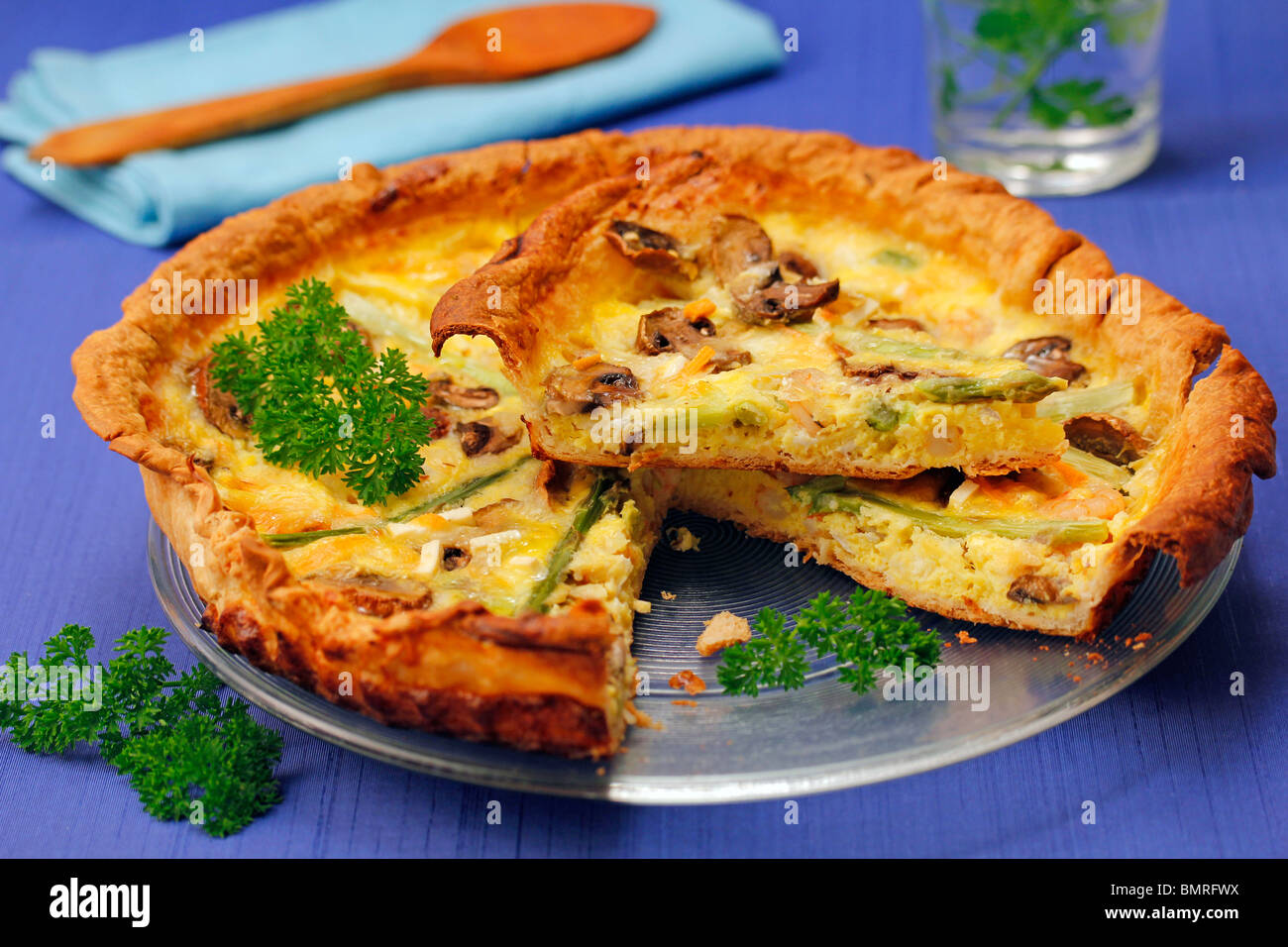 Quiche aux crevettes, asperges et champignons. Recette disponible. Banque D'Images