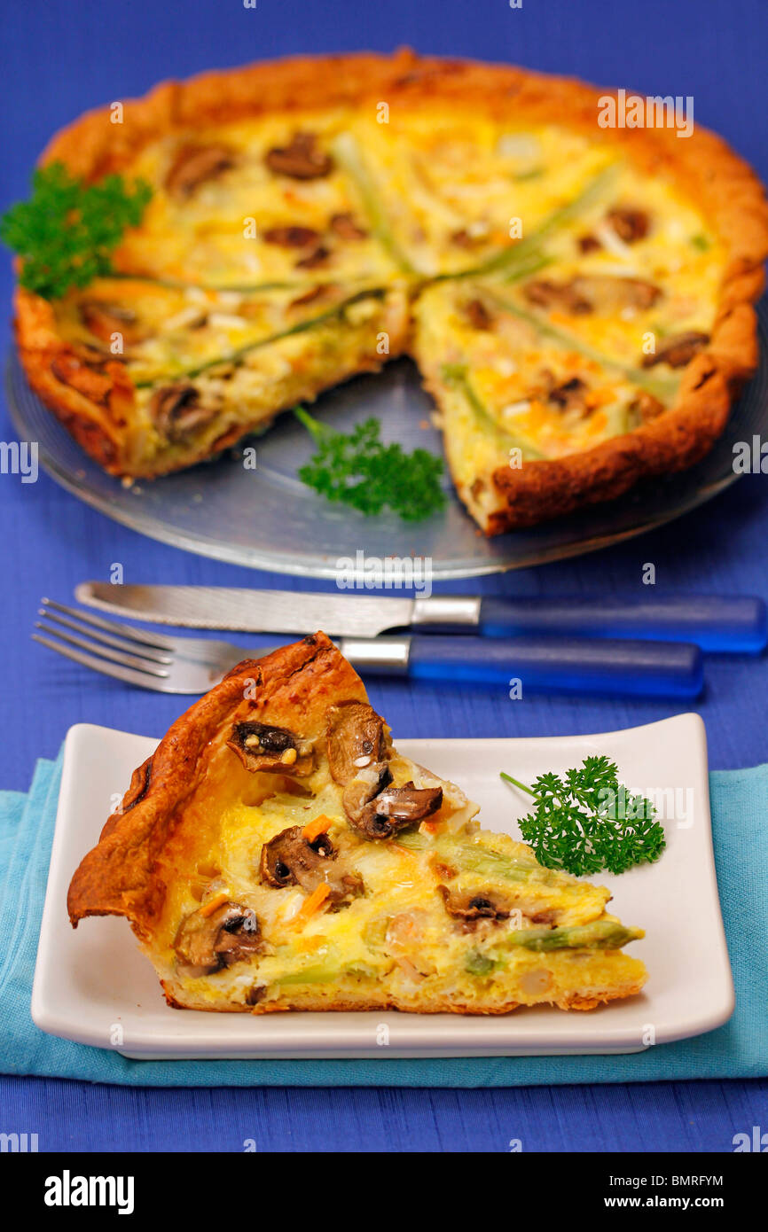 Quiche aux crevettes, asperges et champignons. Recette disponible. Banque D'Images