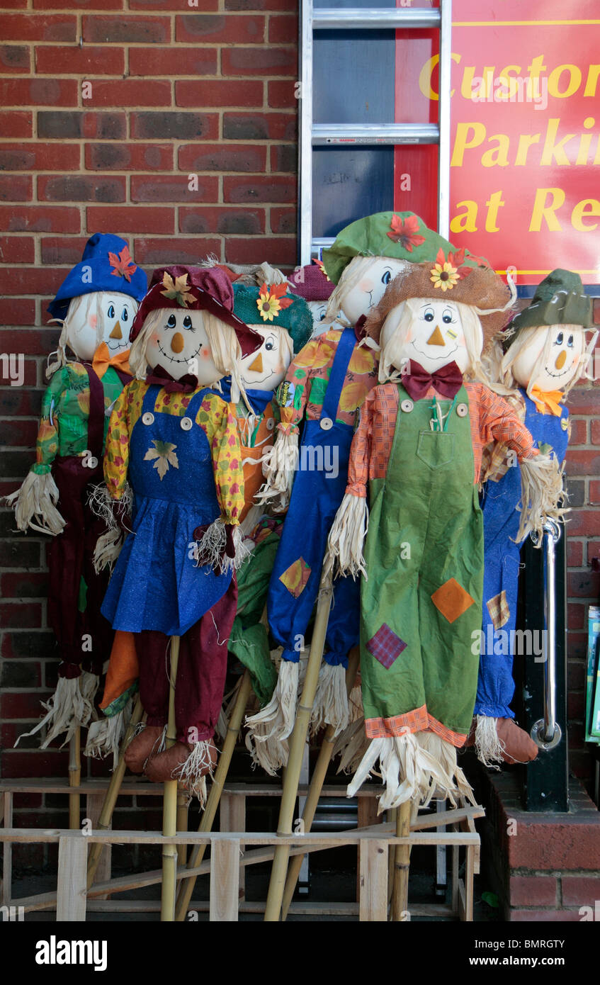 Une rangée d'épouvantails miniture en vente à l'extérieur d'un magasin sur High Street, Alton, Hampshire, Royaume-Uni. Banque D'Images