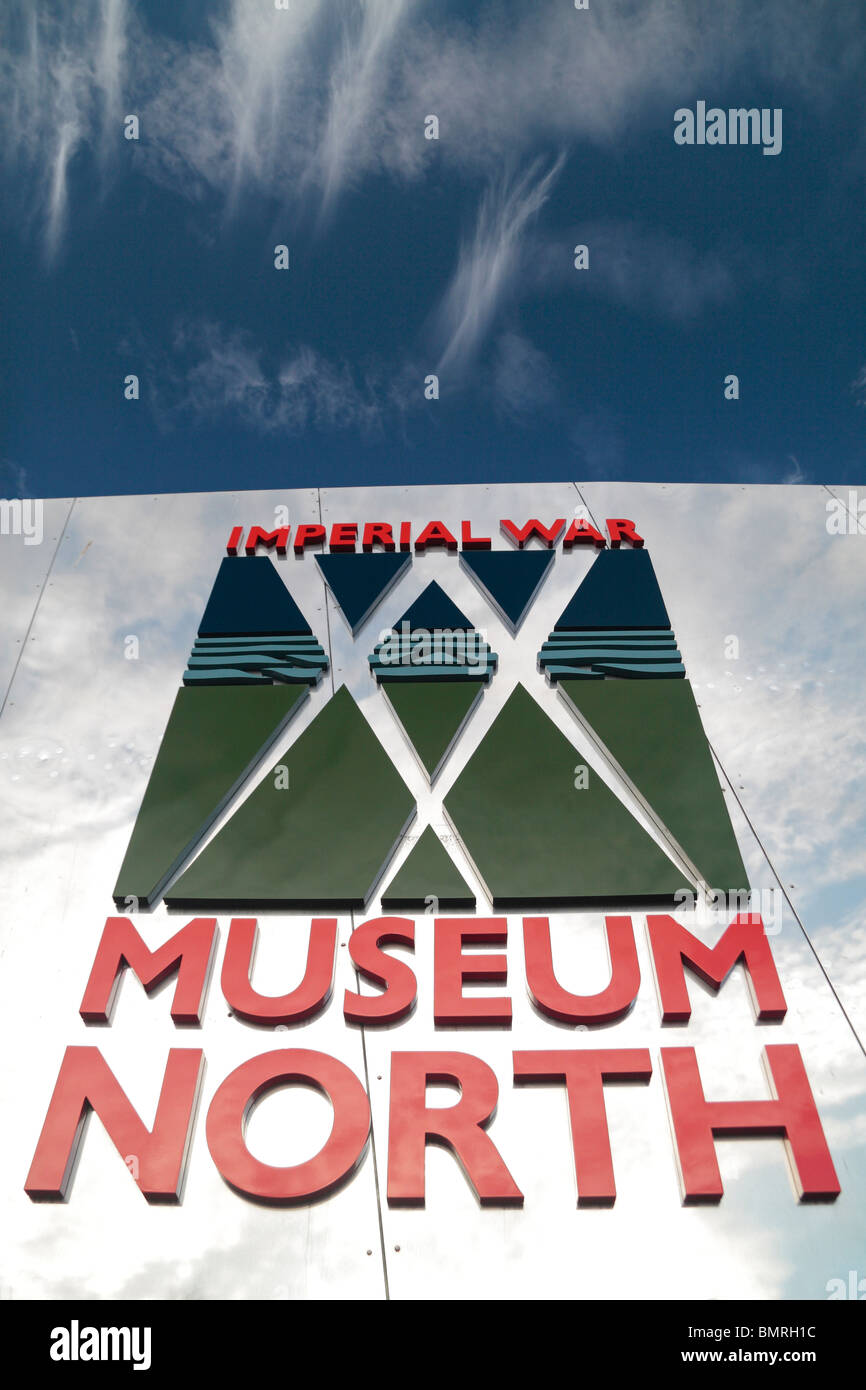 Le logo et le panneau d'entrée à l'Imperial War Museum North, les quais, Salford, Manchester, Royaume-Uni. Banque D'Images