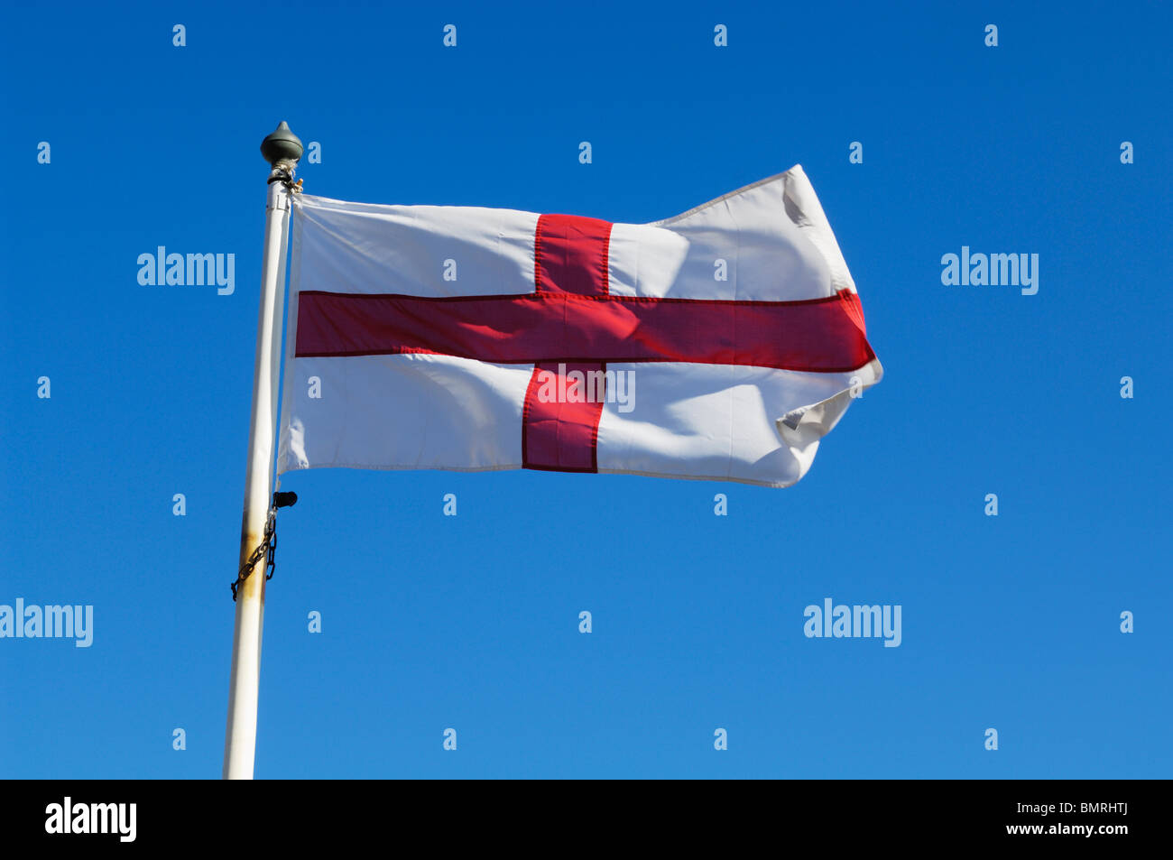 Le drapeau de l'Angleterre contre un ciel bleu sur une journée d'été. Banque D'Images