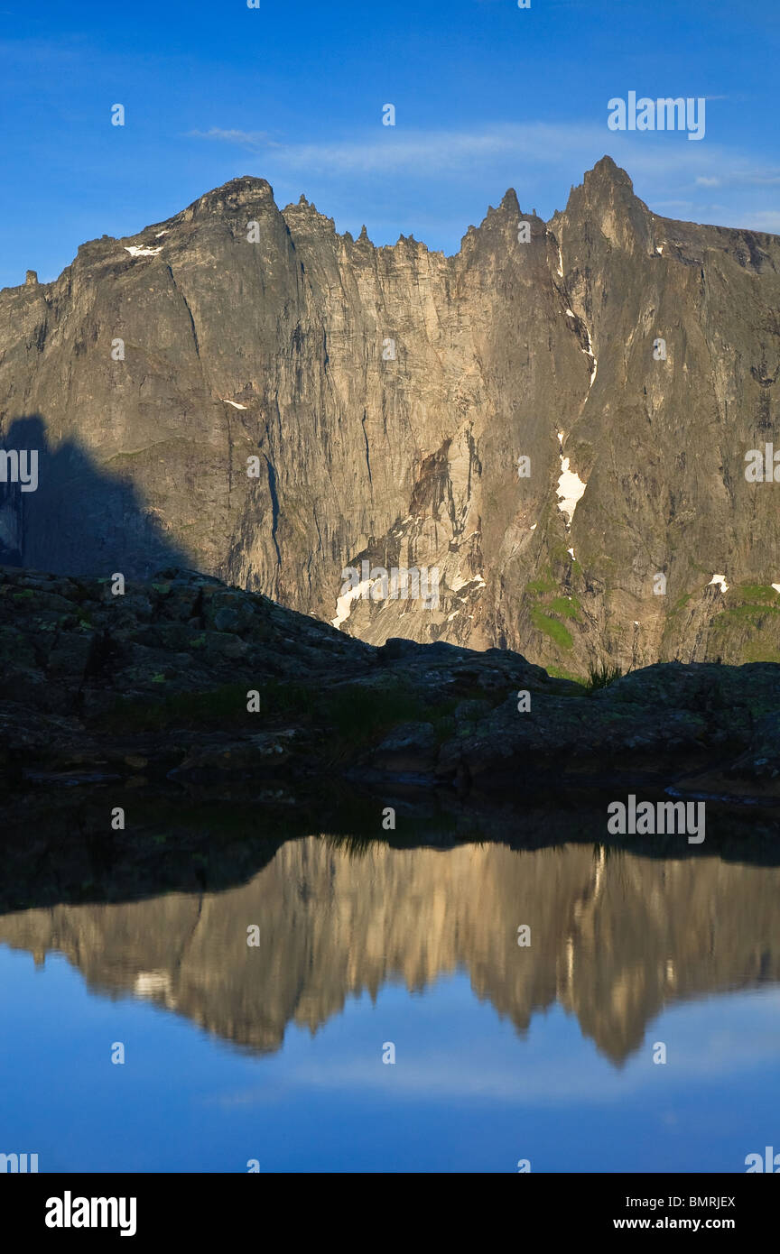 Tôt le matin lumière du soleil sur Trollveggen, ou le mur de Trolltindene, et les sommets Trolltindene dans la vallée de Romsdalen, Rauma kommune, Møre og Romsdal, Norvège. Banque D'Images
