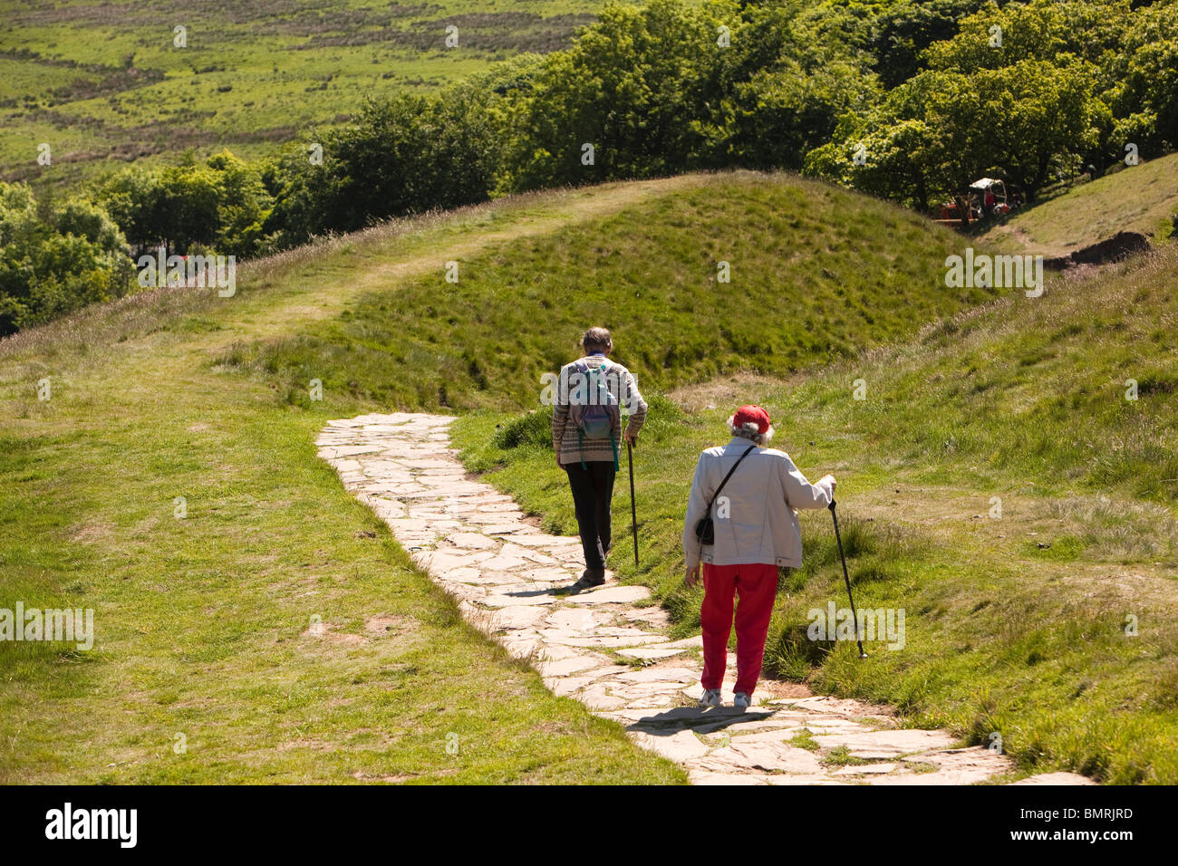 Royaume-uni, Angleterre, Derbyshire, Vale de Edale, deux personnes âgées les randonneurs marche sur chemin Mam Tor Banque D'Images