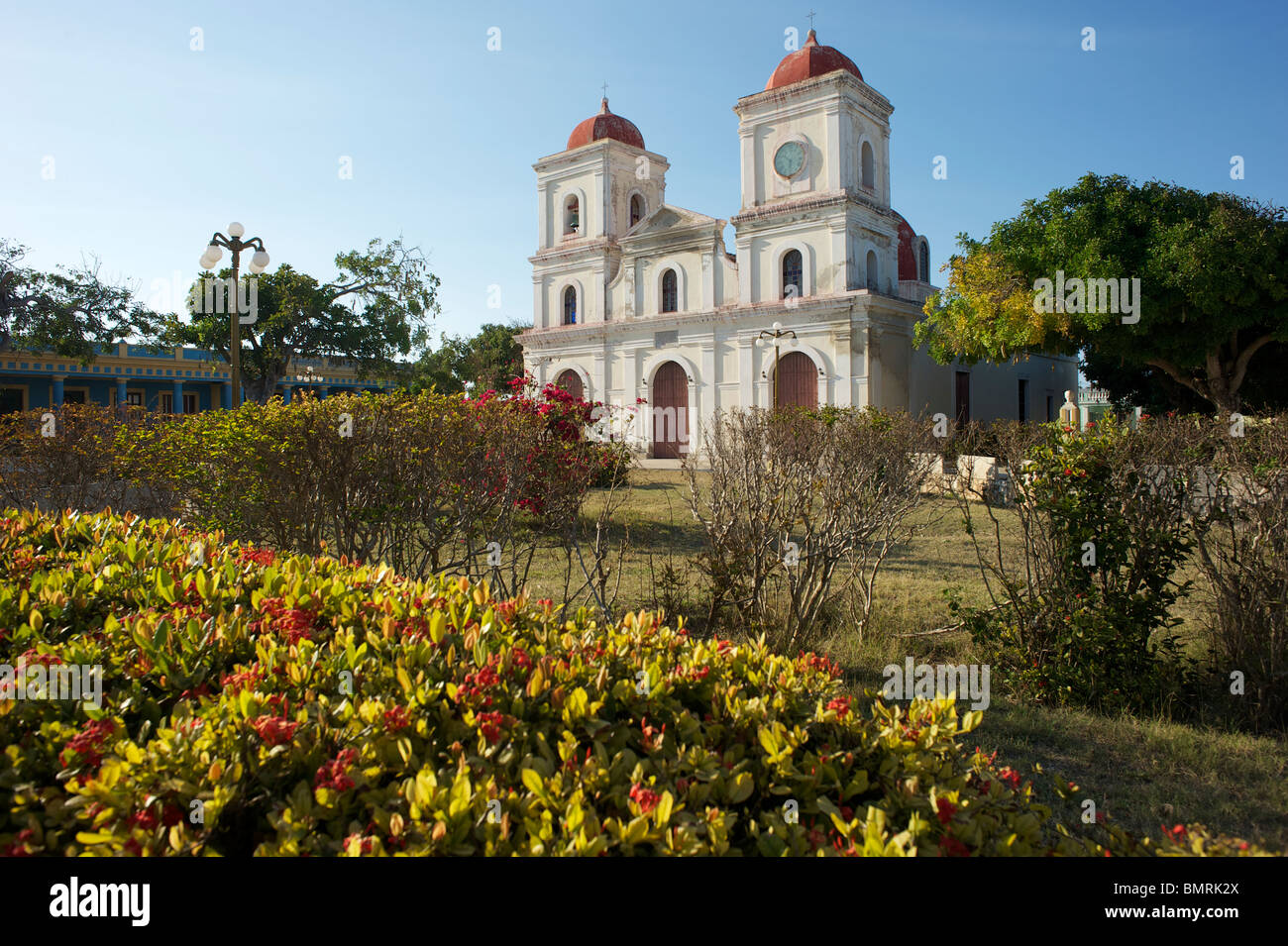 San Fulgencio église sur la place principale à Gibara, Cuba Banque D'Images