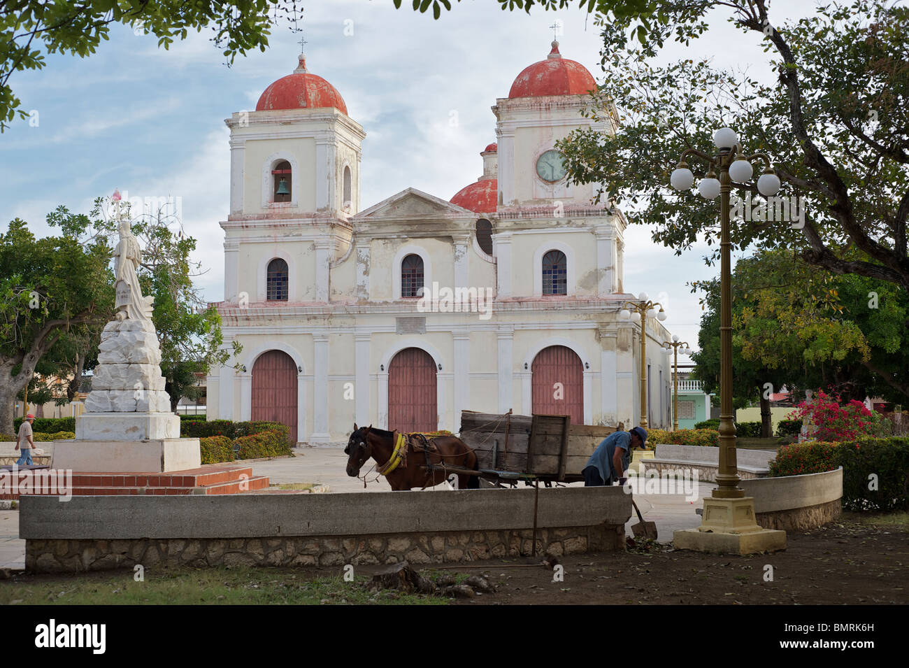 San Fulgencio église sur la place principale à Gibara, Cuba Banque D'Images