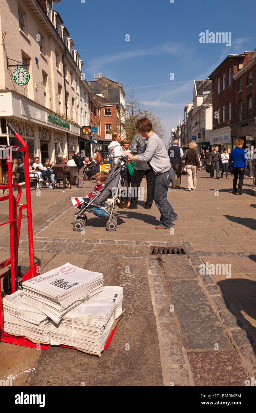 Le journal indépendant étant accordée aux acheteurs à Norwich , Norfolk , Bretagne , France Banque D'Images