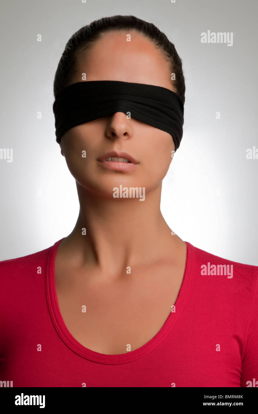 Femme avec bandeau sur les yeux Photo Stock - Alamy
