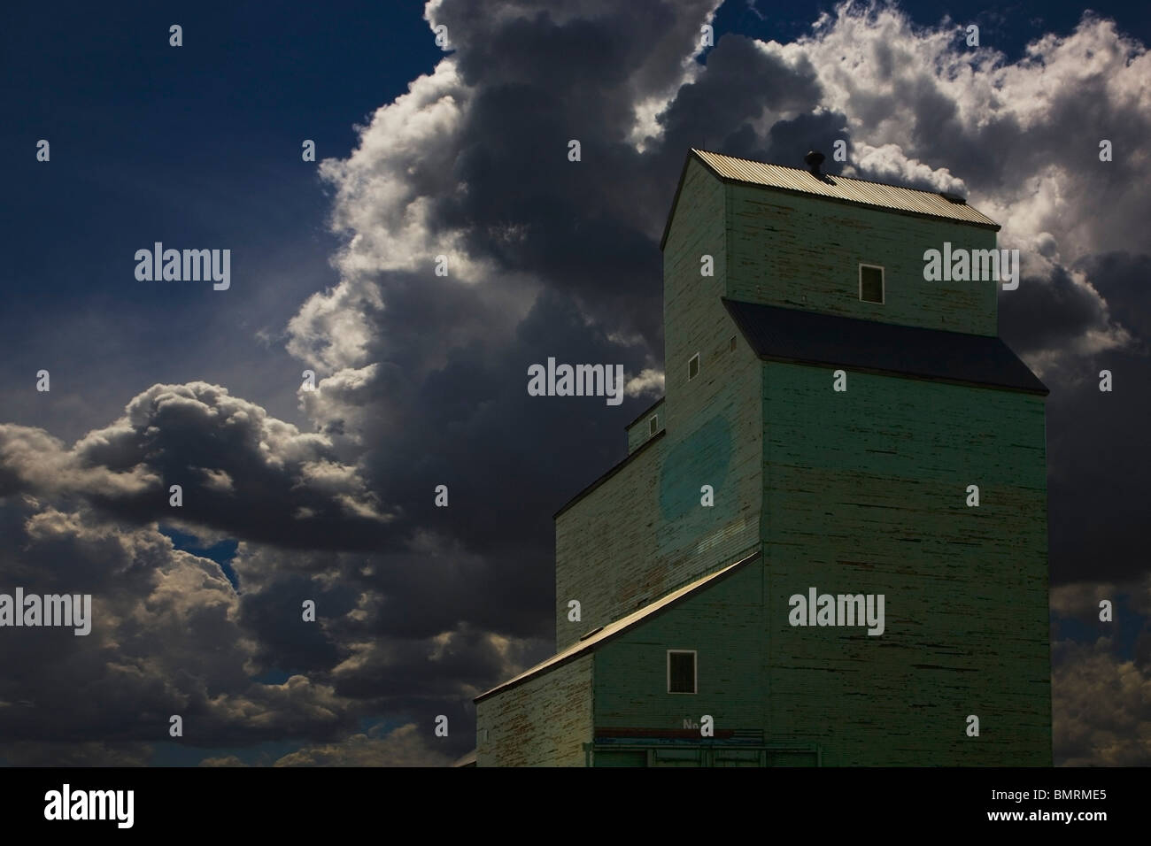 Camrose, Alberta, Canada ; nuages dans le ciel au-dessus d'un silo à céréales Banque D'Images