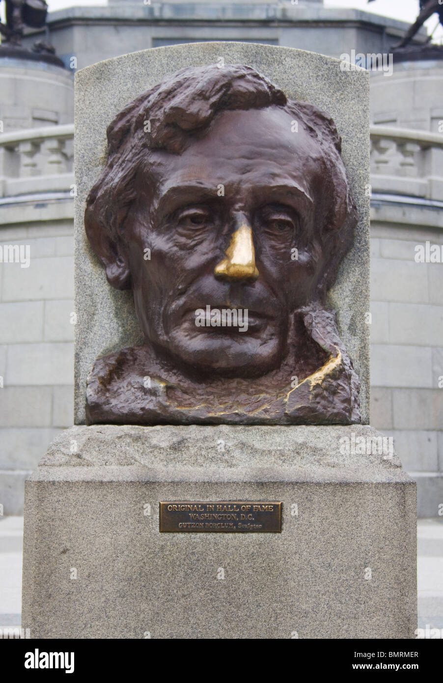Les visiteurs frottent le nez de bronze d’Abraham Lincoln pour avoir de la chance sur sa tombe à Springfield, Illinois – un hommage brillant au bien-aimé 16e président des États-Unis. Banque D'Images Les visiteurs frottent le nez de bronze d’Abraham Lincoln pour avoir de la chance sur sa tombe à Springfield, Illinois – un hommage brillant au bien-aimé 16e président des États-Unis. Banque D'Images
