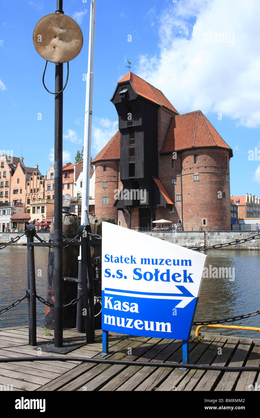 Porte la marque d'une grue avec musée maritime et s.s. soldek, Gdansk Pologne europe Banque D'Images